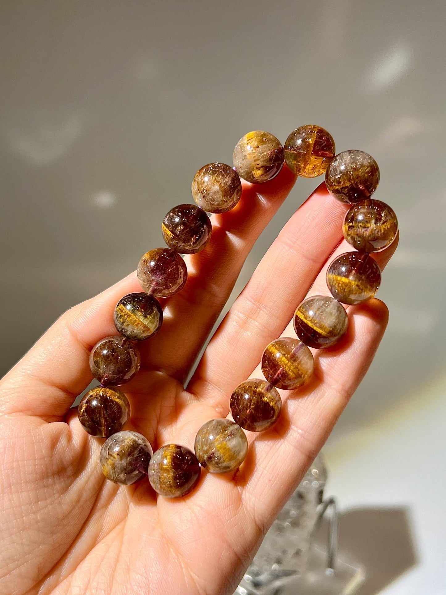 amethyst rutilated quartz 金腰帶紫鈦晶 紫鈦晶金腰帶 金腰帶 紫鈦晶 紫鈦晶功效 紫鈦晶手鏈 紫鈦水晶 茶晶 鈦晶 金髮晶 鈦晶手鏈 香港水晶 南無水晶