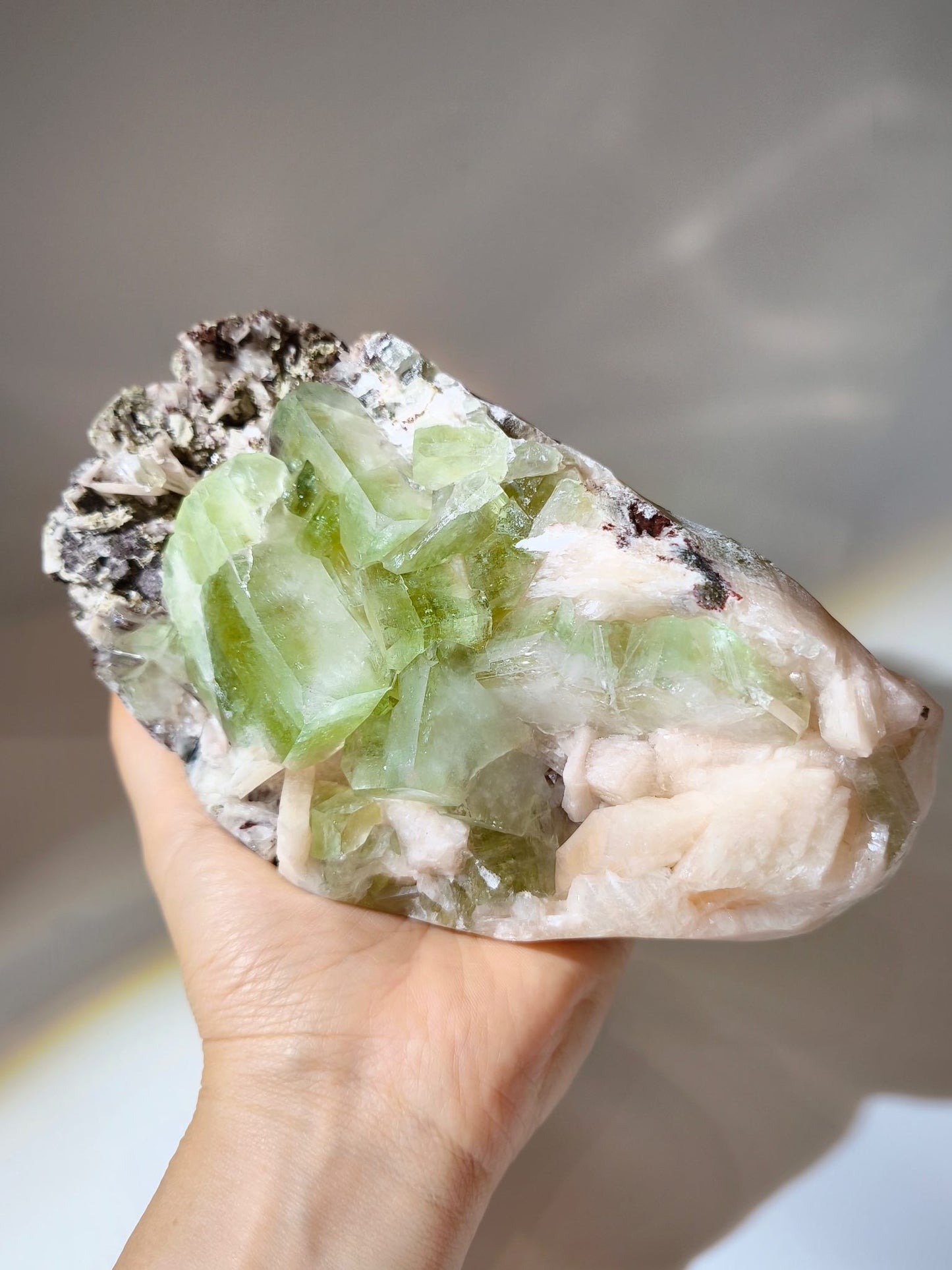 Apophyllite stilbite 鑽石魚眼石 哈密瓜魚眼石 魚眼石產地 魚眼石 輝沸石 沸石 粉紅色魚眼石 沸石功效 適合心輪療癒的魚眼石