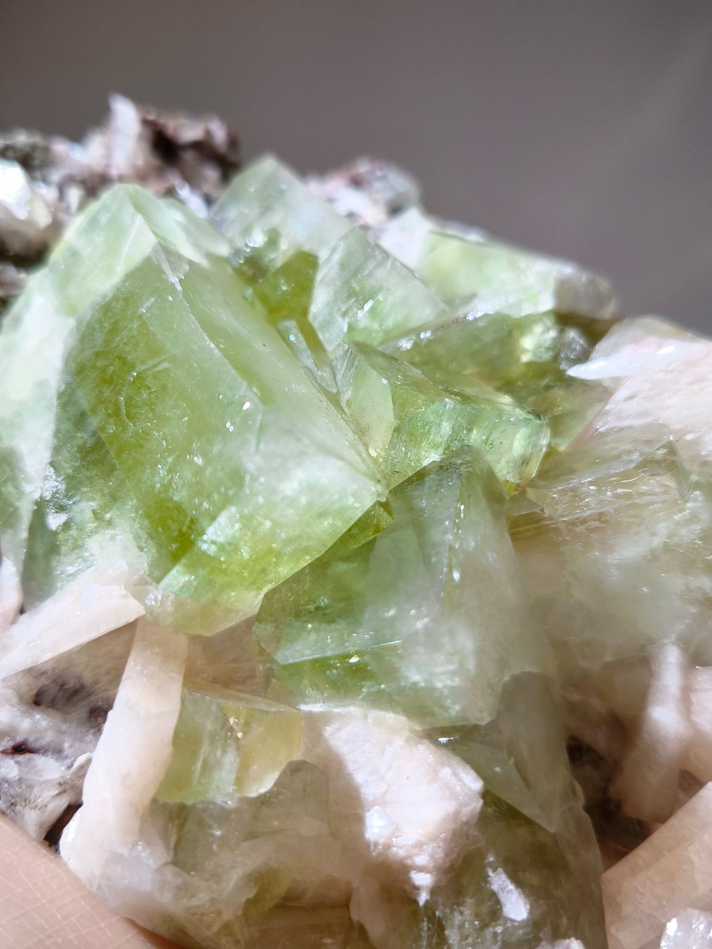 Apophyllite stilbite 鑽石魚眼石 哈密瓜魚眼石 魚眼石功效 印度魚眼石 空間淨化工具 輝沸石 沸石 粉紅魚眼石