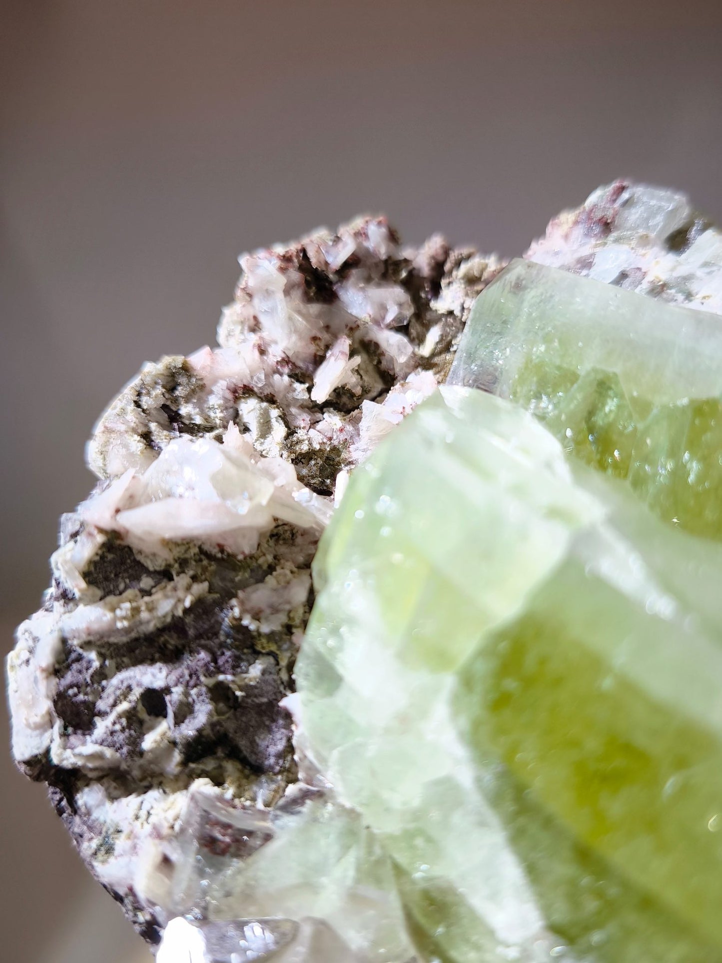 Apophyllite stilbite 鑽石魚眼石 哈密瓜魚眼石 魚眼石功效 印度魚眼石 魚眼石產地 魚眼石 香港魚眼石 靈性成長水晶