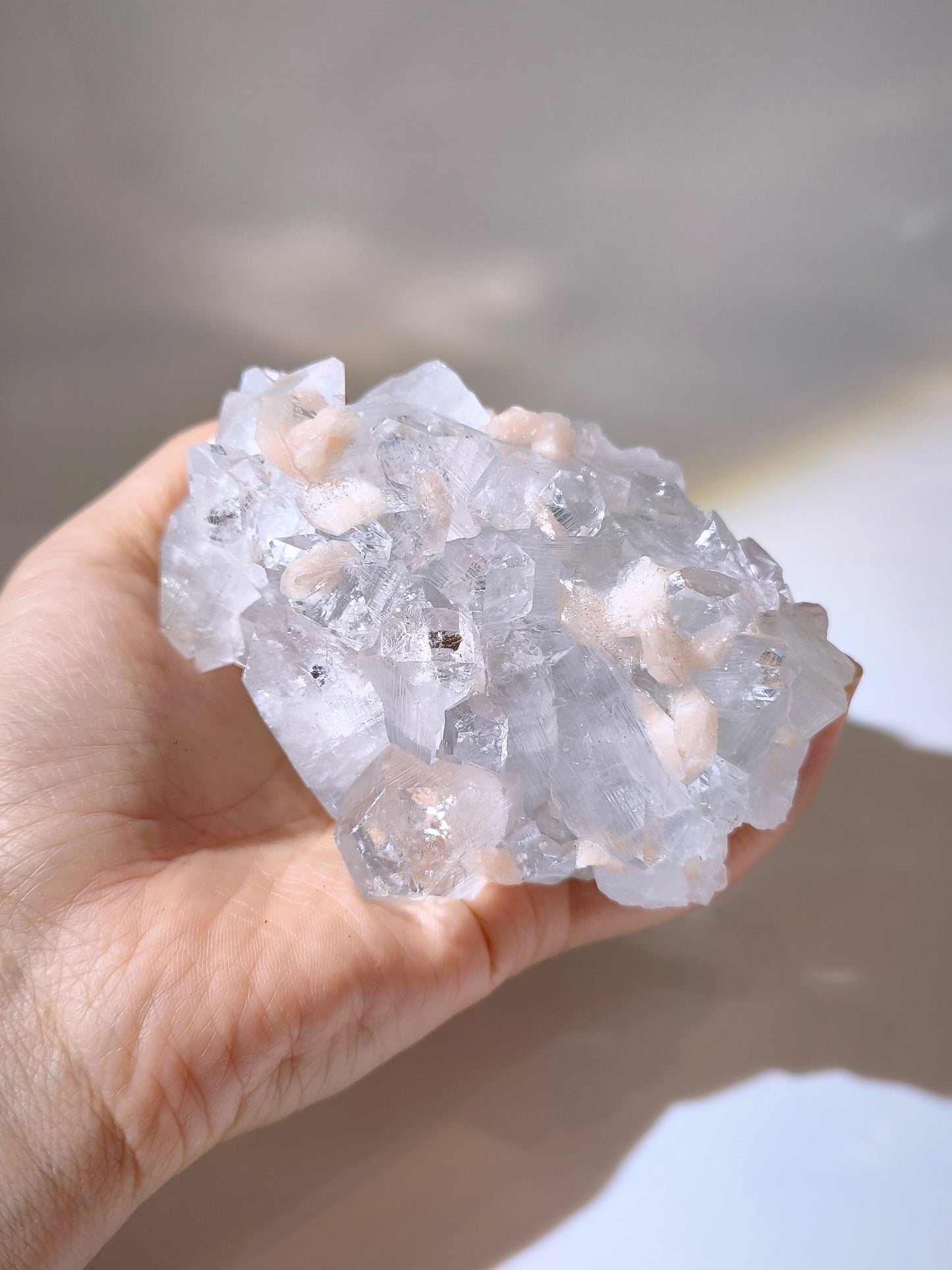 apophyllite 魚眼石是什麼 魚眼石用途 apophylliite properties 鑽石魚眼石 水晶原石淨化 如何與水晶連結