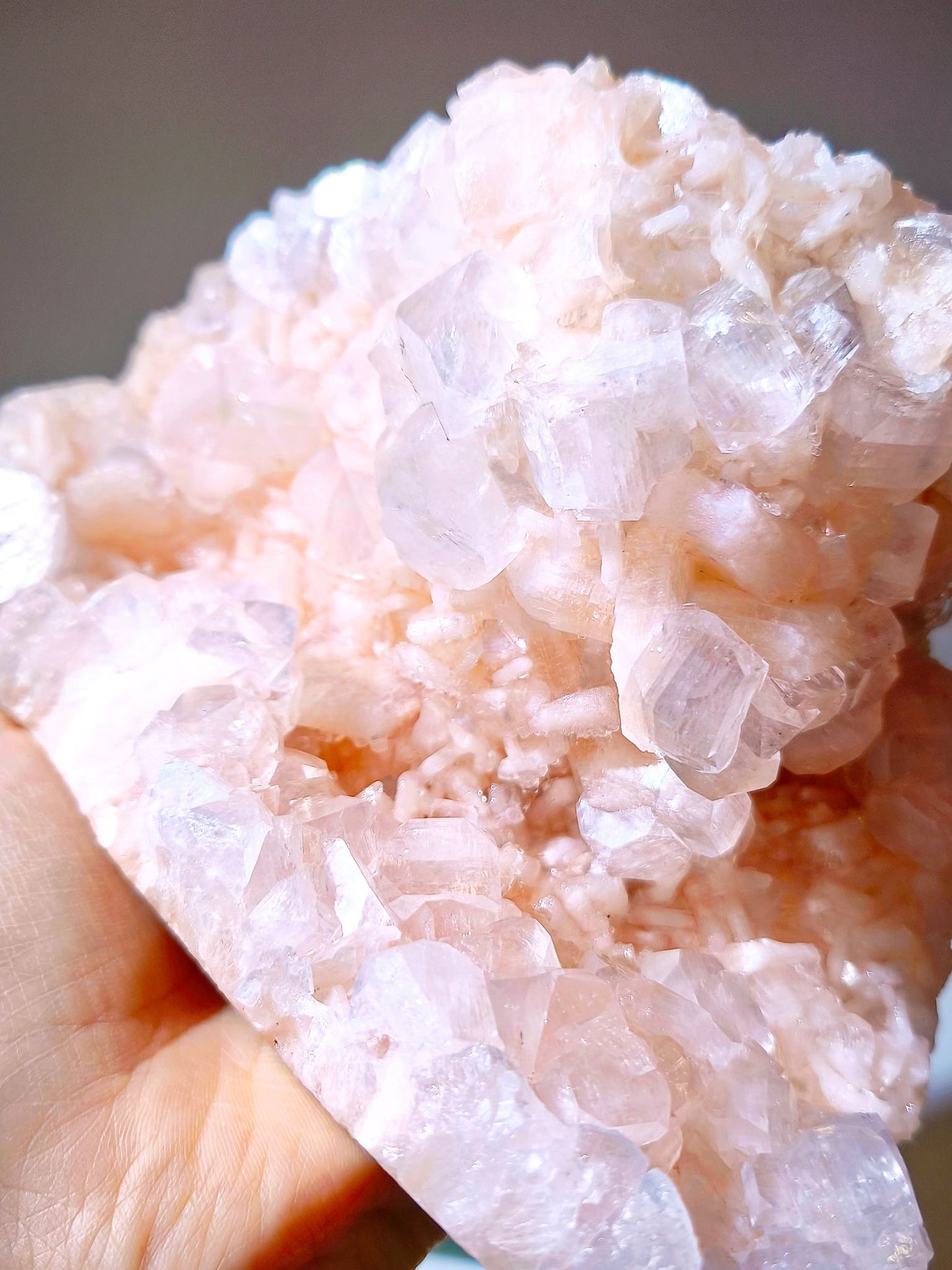 情緒療癒 輝沸石 沸石 Stilbite Apophyllite India 鑽石魚眼石 魚眼石 印度魚眼石 魚眼石功效 香港水晶 粉紅水晶 心輪水晶 heart chakra