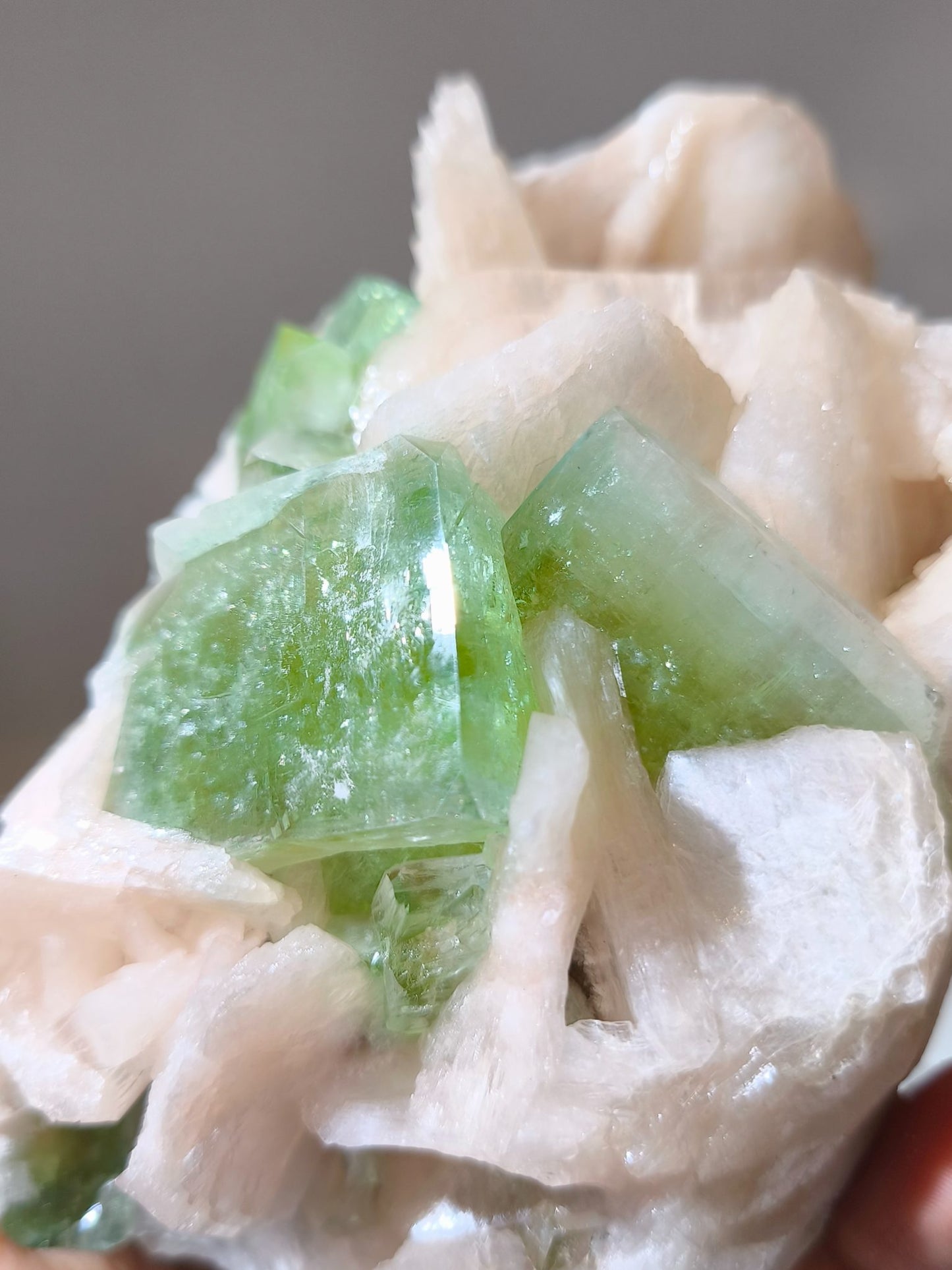 心輪療癒水晶 Apophyllite 哈密瓜魚眼石 魚眼石功效 印度魚眼石 魚眼石 綠色魚眼石 粉紅色魚眼石共生 能量淨化水晶