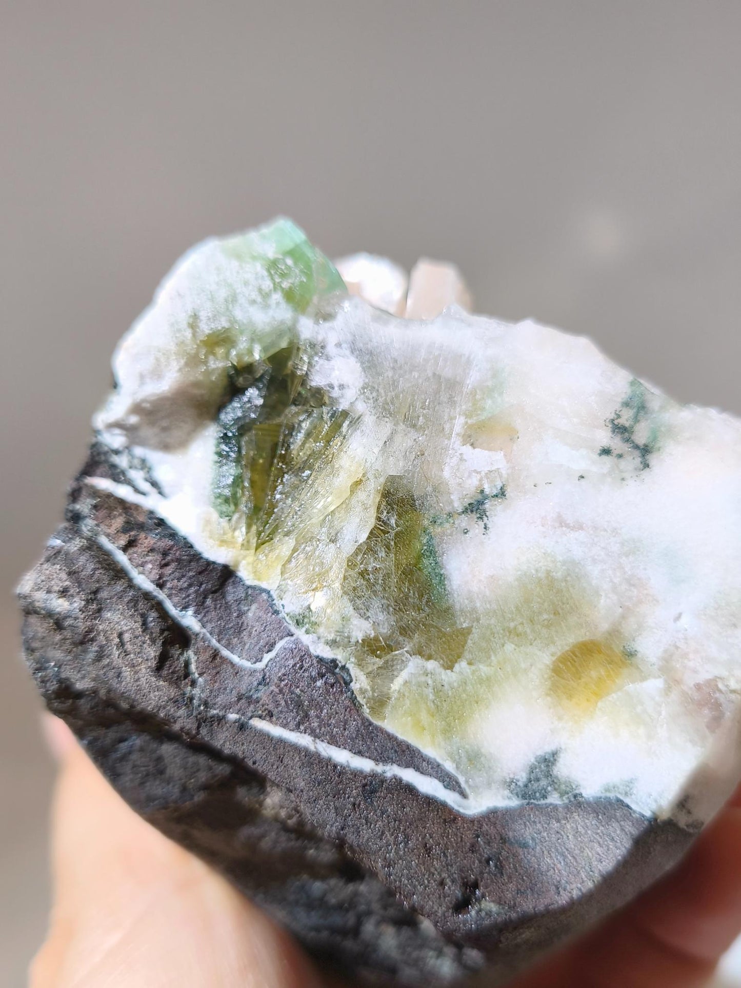 心輪療癒水晶 Apophyllite 哈密瓜魚眼石 魚眼石功效 印度魚眼石 魚眼石 綠色魚眼石 粉紅色魚眼石 能量淨化水晶 哈密瓜魚眼石是什麽?
