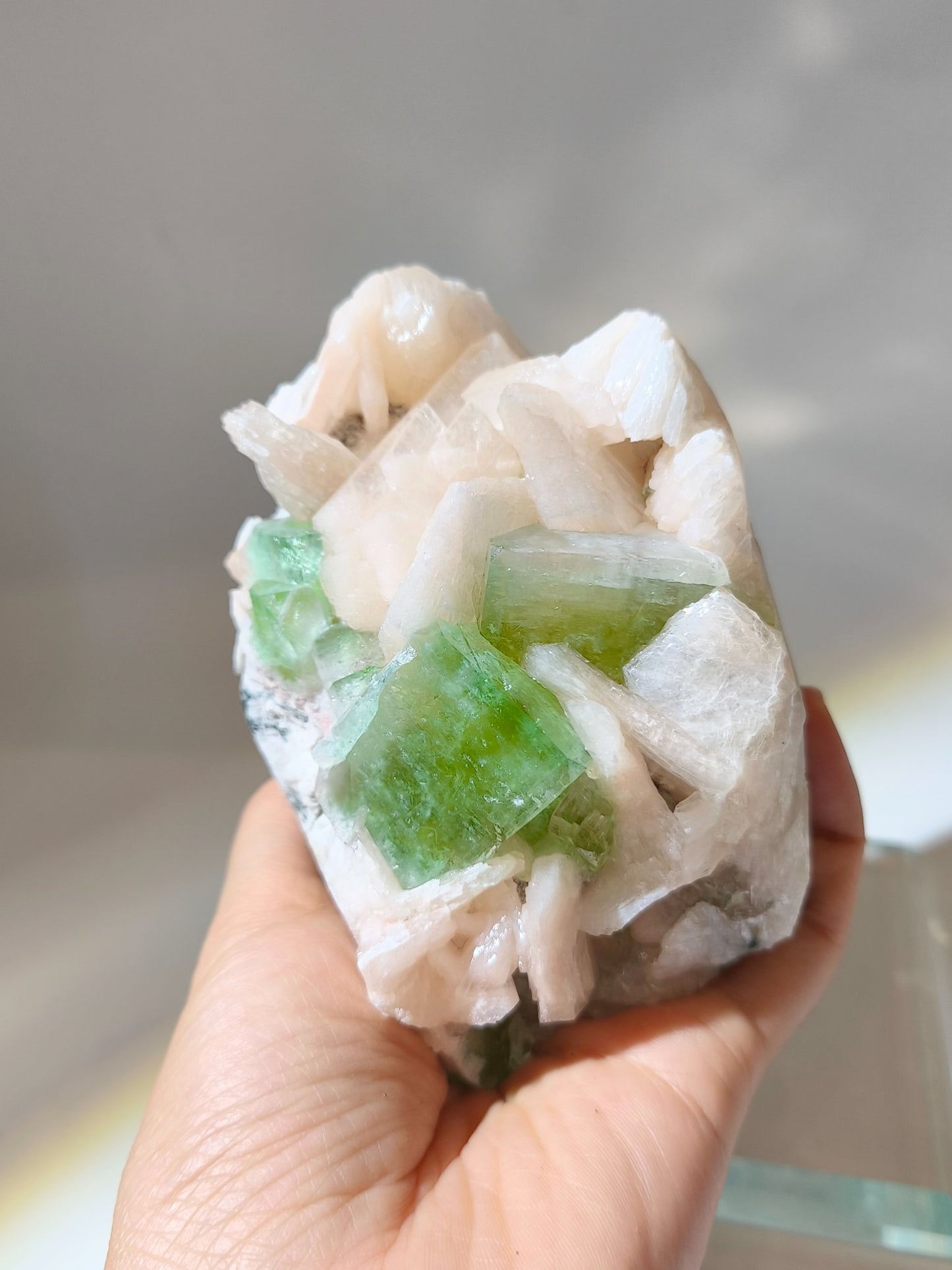 心輪療癒水晶 Apophyllite 哈密瓜魚眼石 魚眼石功效 印度魚眼石 魚眼石 綠色魚眼石 green Apophyllite 能量淨化水晶 哈密瓜魚眼石有什麽功效?