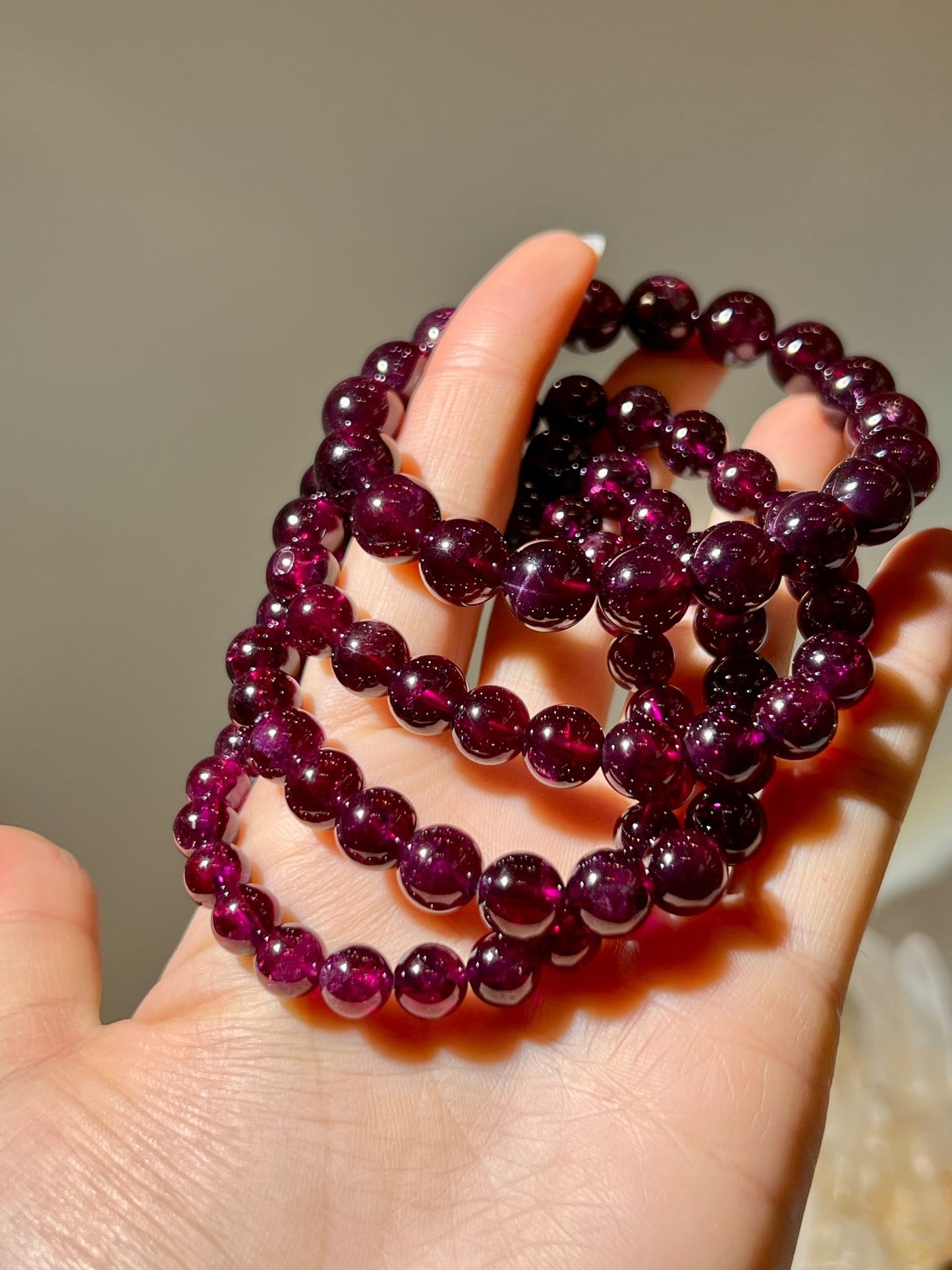 石榴石 石榴石手串 石榴石水晶 石榴石功效 紫牙烏石榴石 玫瑰石榴石 石榴石手串 紅色水晶 1月份誕生水晶 香港石榴石