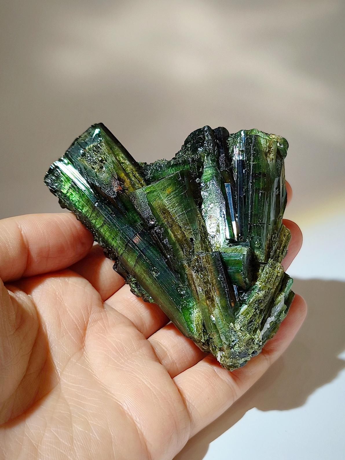 green tourmaline 綠碧璽 香港碧璽 綠碧璽礦標 什麽是綠碧璽 綠碧璽有助人際關係