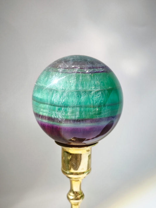 千層彩螢石球 Rainbow Fluorite Crystal Ball 大晶球 namucrystal 彩螢石球功效 能量淨化 脈輪平衡 冥想靈性 空間淨化