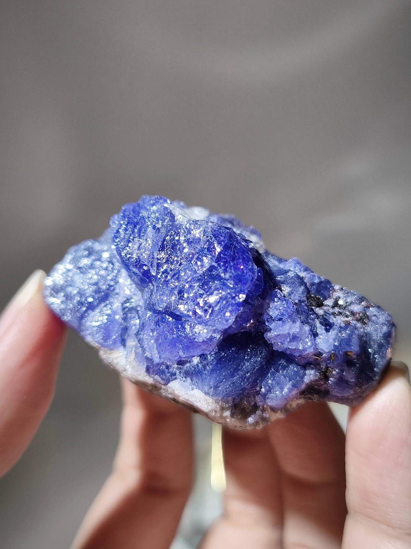 坦桑石 坦桑尼亞坦桑石 Tanzanite 南無水晶 什麽是坦桑石 坦桑石功效 眉心輪 喉輪水晶