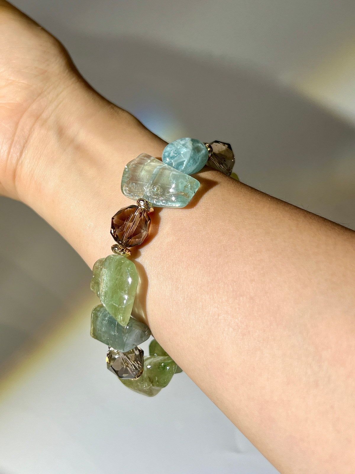 天然無注膠海藍寶手串佩戴|約 15–22mm/手圍 17cm 腕上示範