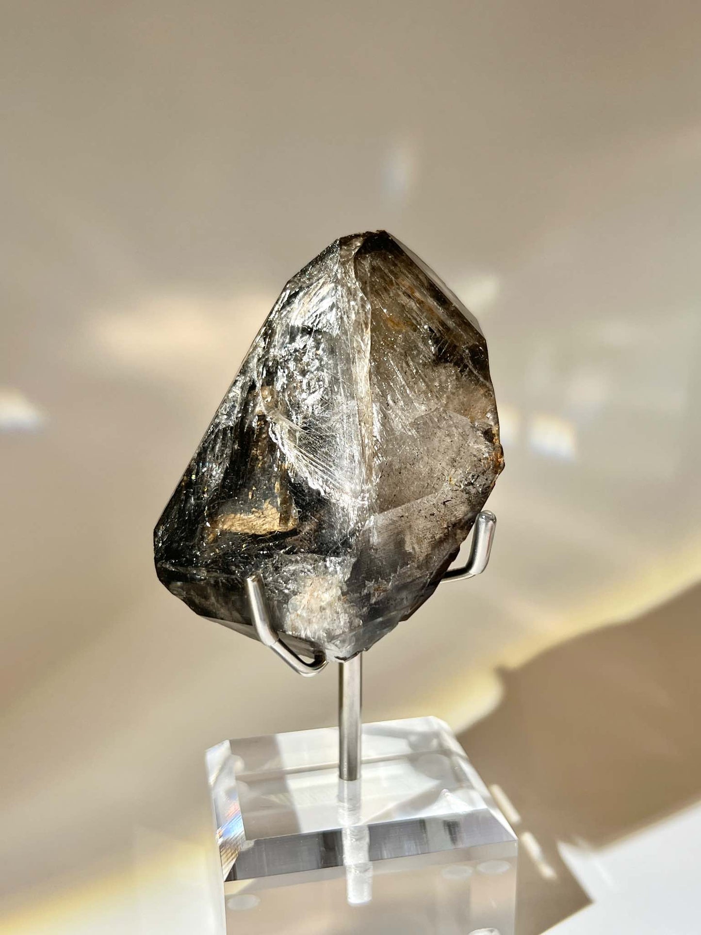 黑閃靈鑽 black herkimer diamond 閃靈鑽 閃靈鑽功效 香港閃靈鑽 閃靈鑽產地 閃靈鑽淨化 閃靈鑽原石 淨化水晶 水晶原石 香港水晶店 香港水晶 城堡水晶