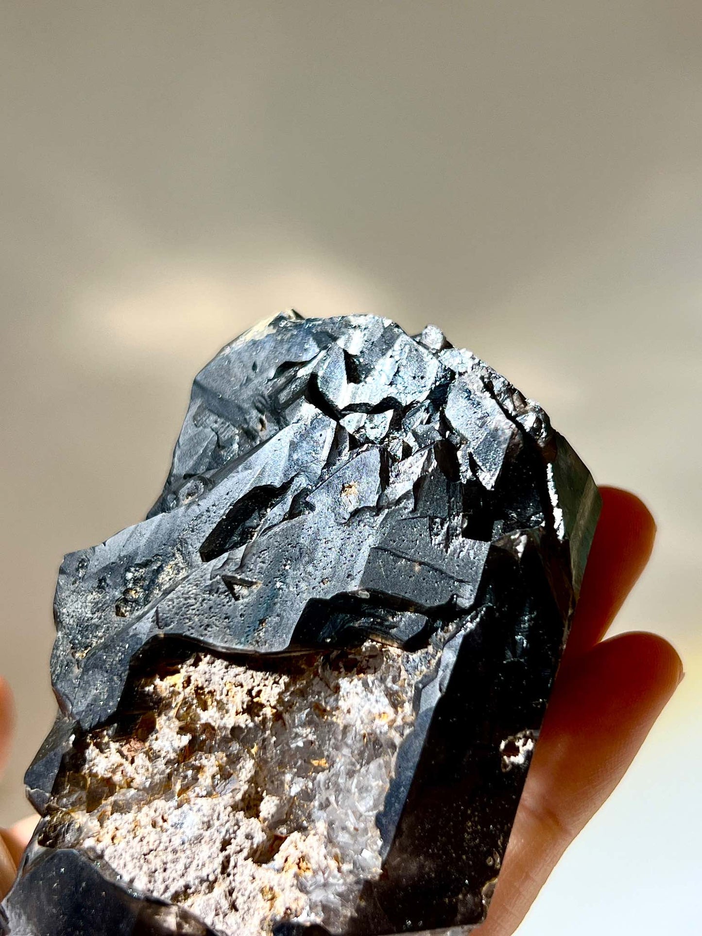 黑閃靈鑽 black herkimer diamond 閃靈鑽 閃靈鑽功效 香港閃靈鑽 閃靈鑽產地 閃靈鑽淨化 閃靈鑽原石 淨化水晶 水晶原石 香港水晶店 香港水晶 堡壘水晶 骨幹水晶