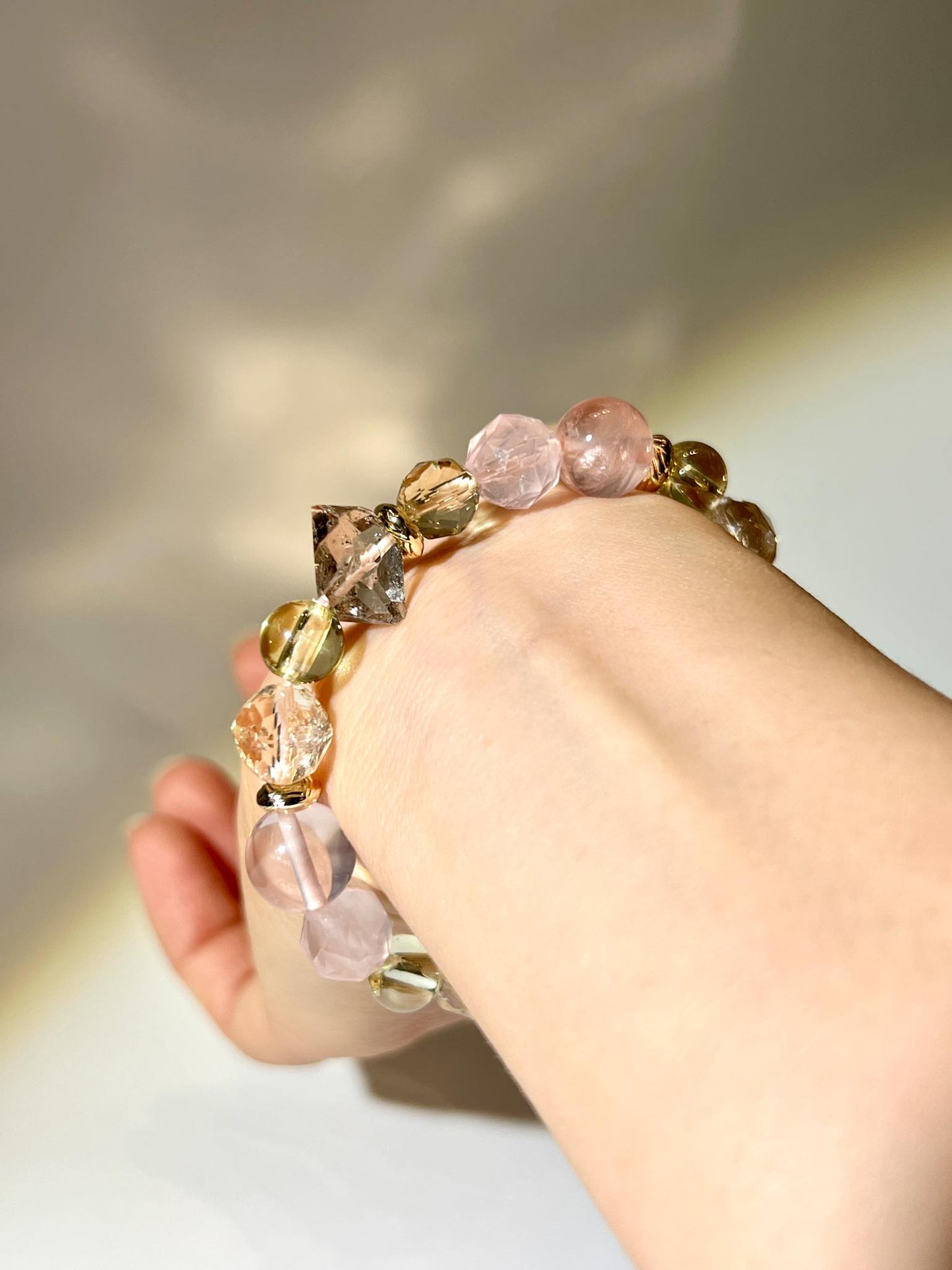 高透閃靈鑽搭配粉晶與黃晶的高級能量手串展示圖。