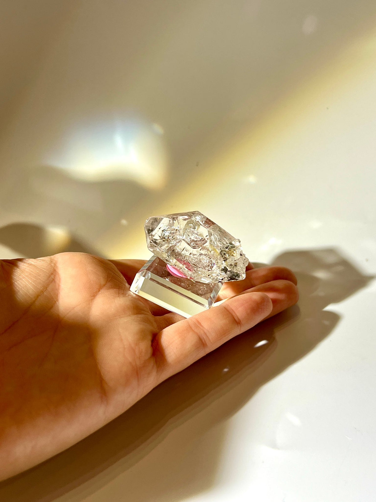 美國閃靈鑽原石17g|Herkimer Diamond|斜角展示修長雙尖與玻璃底座