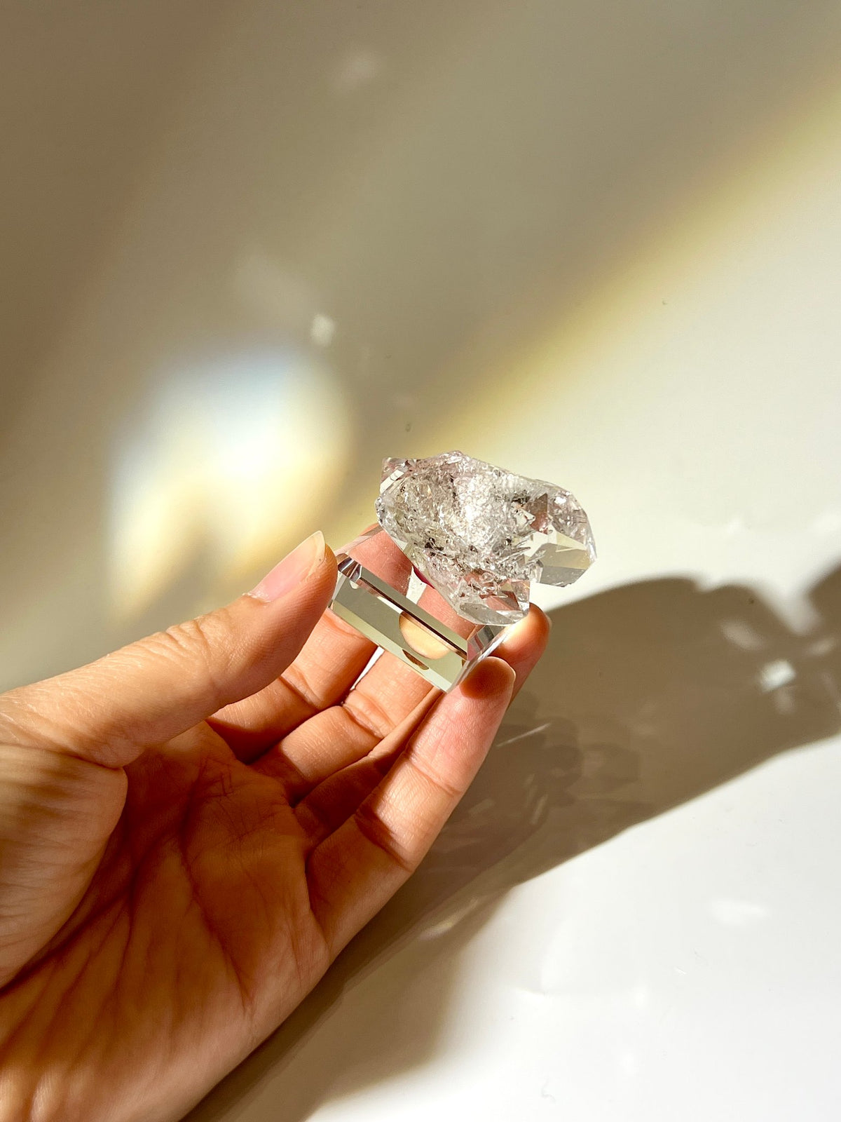 美國閃靈鑽原石21g|Herkimer Diamond|掌心展示通透雙尖與玻璃底座