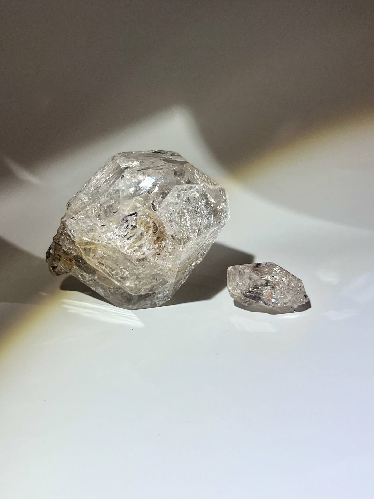 收藏級美國閃靈鑽原石,肥厚重手,內部滿佈爆裂彩虹與冰裂光影,適合冥想、擺設及水晶收藏