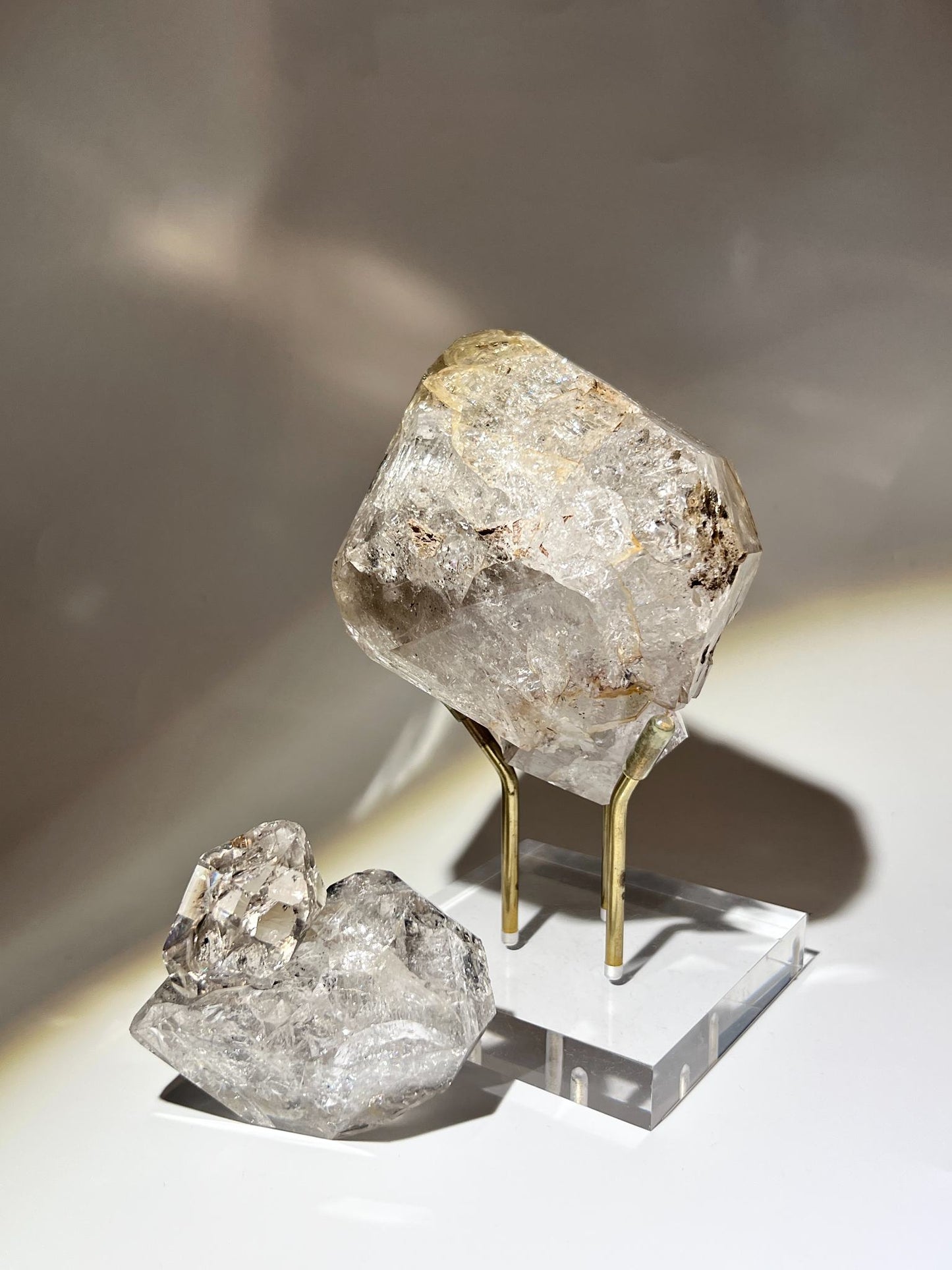 Herkimer Diamond 閃靈鑽巨型原石細節,呈現雙尖石英、晶面光澤及自然生長痕跡