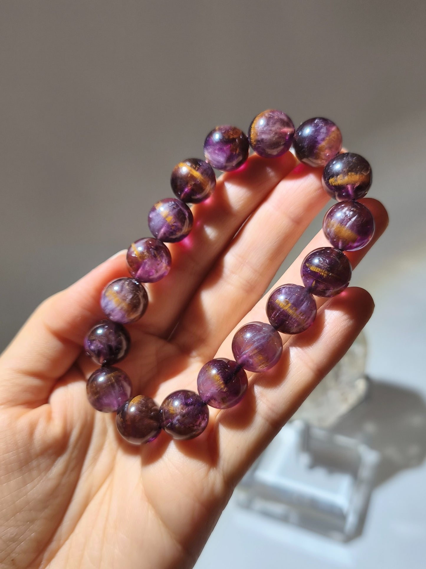 金腰帶紫鈦晶 紫鈦晶金腰帶 金腰帶 紫鈦晶 紫鈦晶功效 紫鈦晶手鏈 紫鈦水晶 茶晶 鈦晶 金髮晶 鈦晶手鏈 香港水晶 南無水晶 Amethyst Rutilated Quartz 財運亨通 招財 眉心輪功效