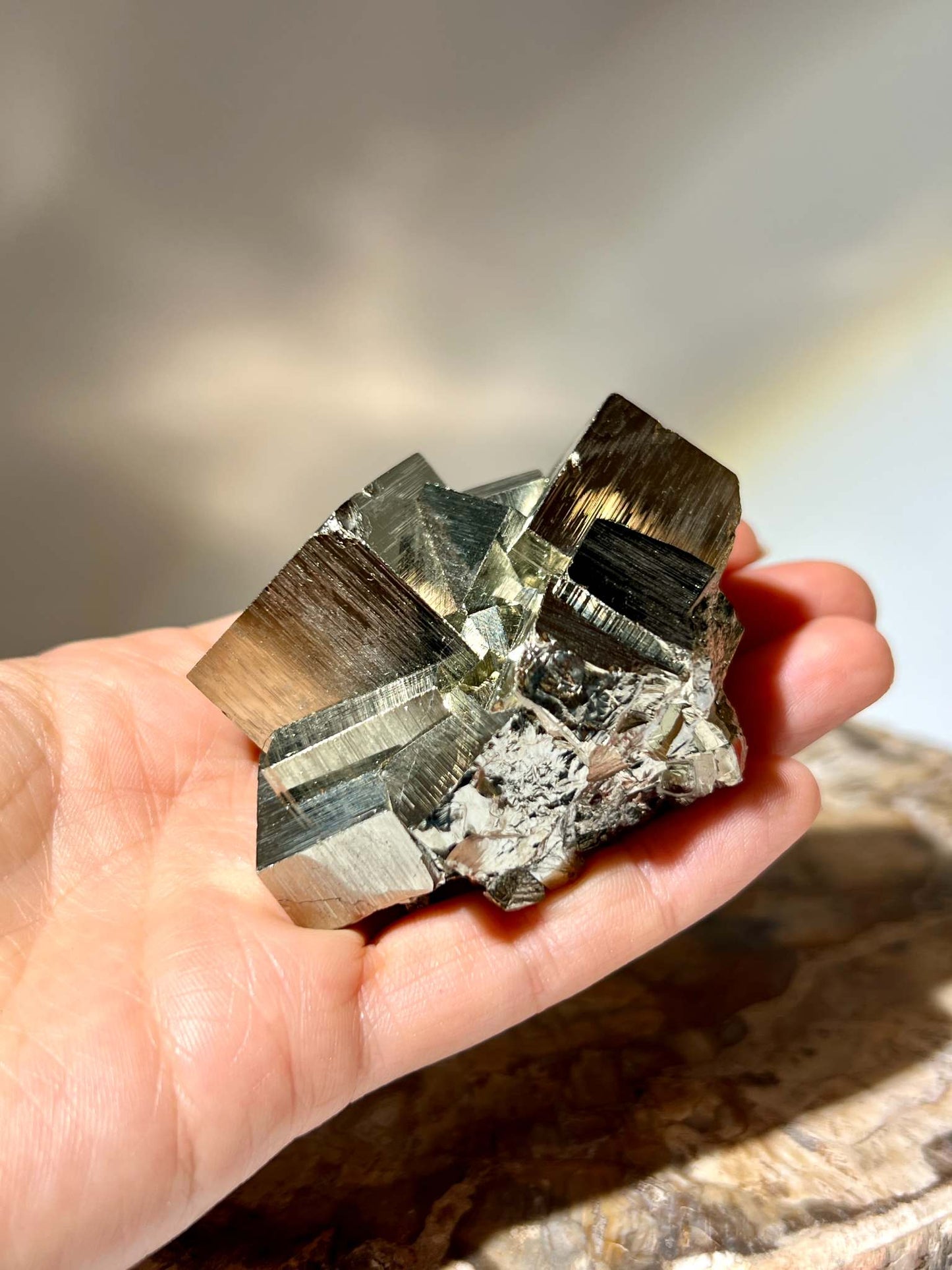 招財 黃金 黃鐵礦 愚人金 招財水晶 財運水晶 提升運氣 財富 金錢能量 秘魯黃鐵礦 pyrite 太陽輪 黃色原石 能量提升 黃鐵礦功效 錯落有致的正方體 提升動力 增强宇宙連結 自我提升 回復生命力