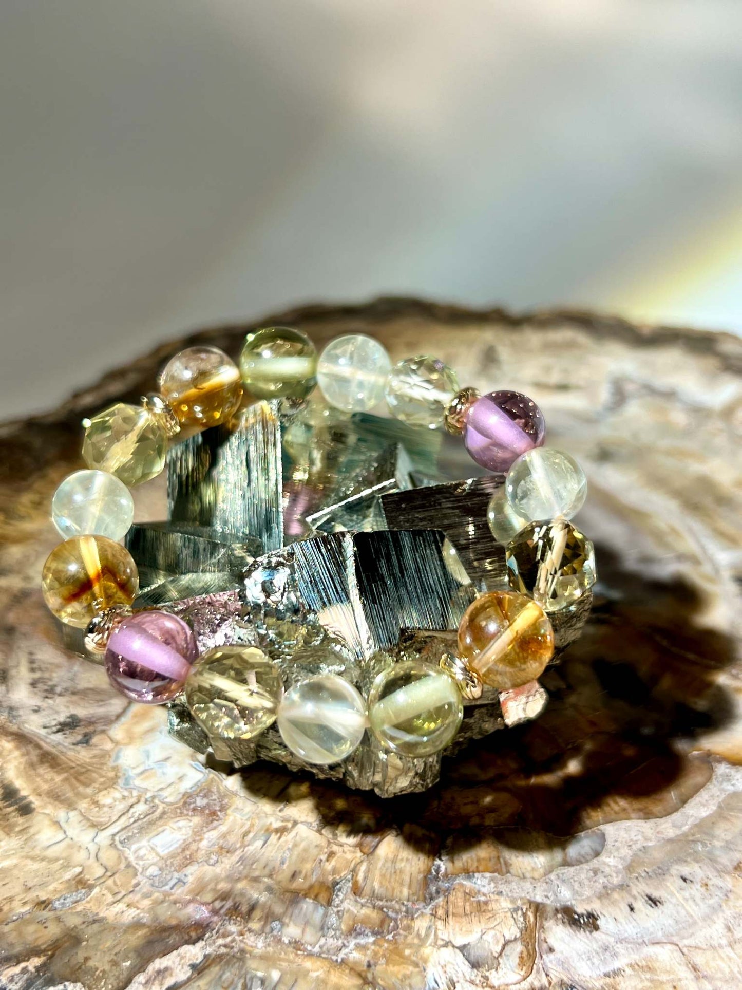 招財 黃金 黃鐵礦 愚人金 招財水晶 財運水晶 提升運氣 財富 金錢能量 秘魯黃鐵礦 pyrite 太陽輪 黃色原石 能量提升 黃鐵礦功效 錯落有致的正方體 提升動力 增强宇宙連結 自我提升 晶體 立體感 接地