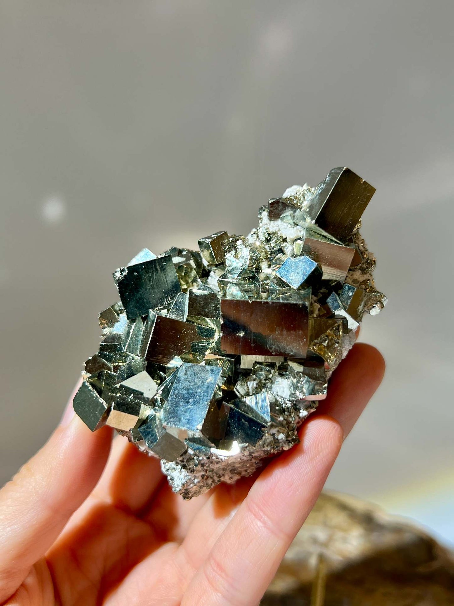 招財 黃金 黃鐵礦 愚人金 招財水晶 財運水晶 提升運氣 財富 金錢能量 秘魯黃鐵礦 pyrite 太陽輪 黃色原石 能量提升 黃鐵礦功效 原始礦物質 連結深層地球力量 共振