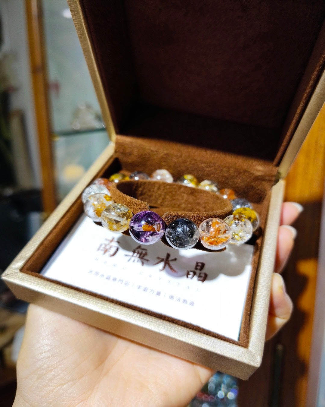 12mm天然骸骨水晶手鏈整體展示,每粒晶珠紋理及色彩皆不相同