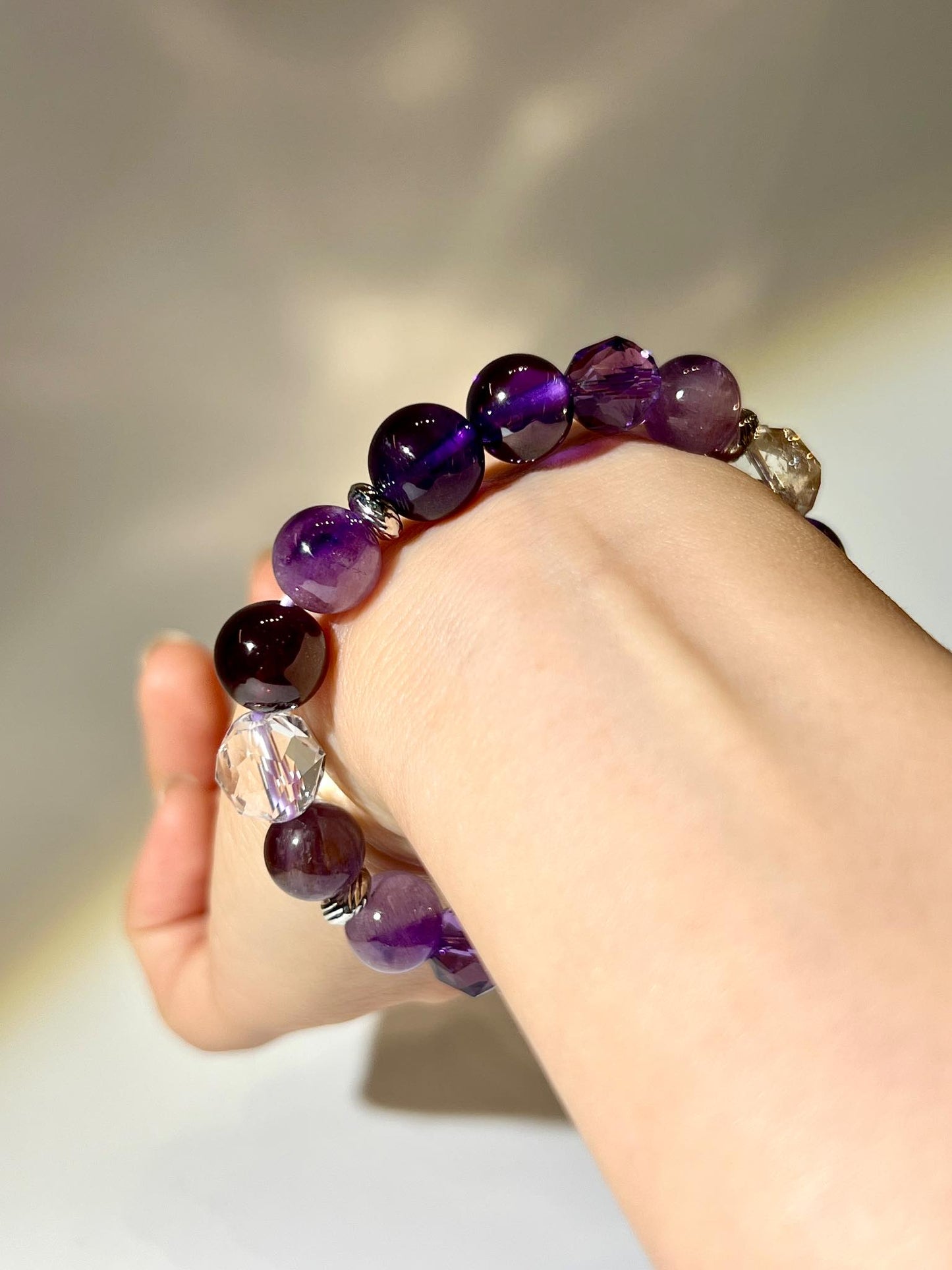 高光度紫鈦晶與多款紫系水晶的天然能量手串展示圖。