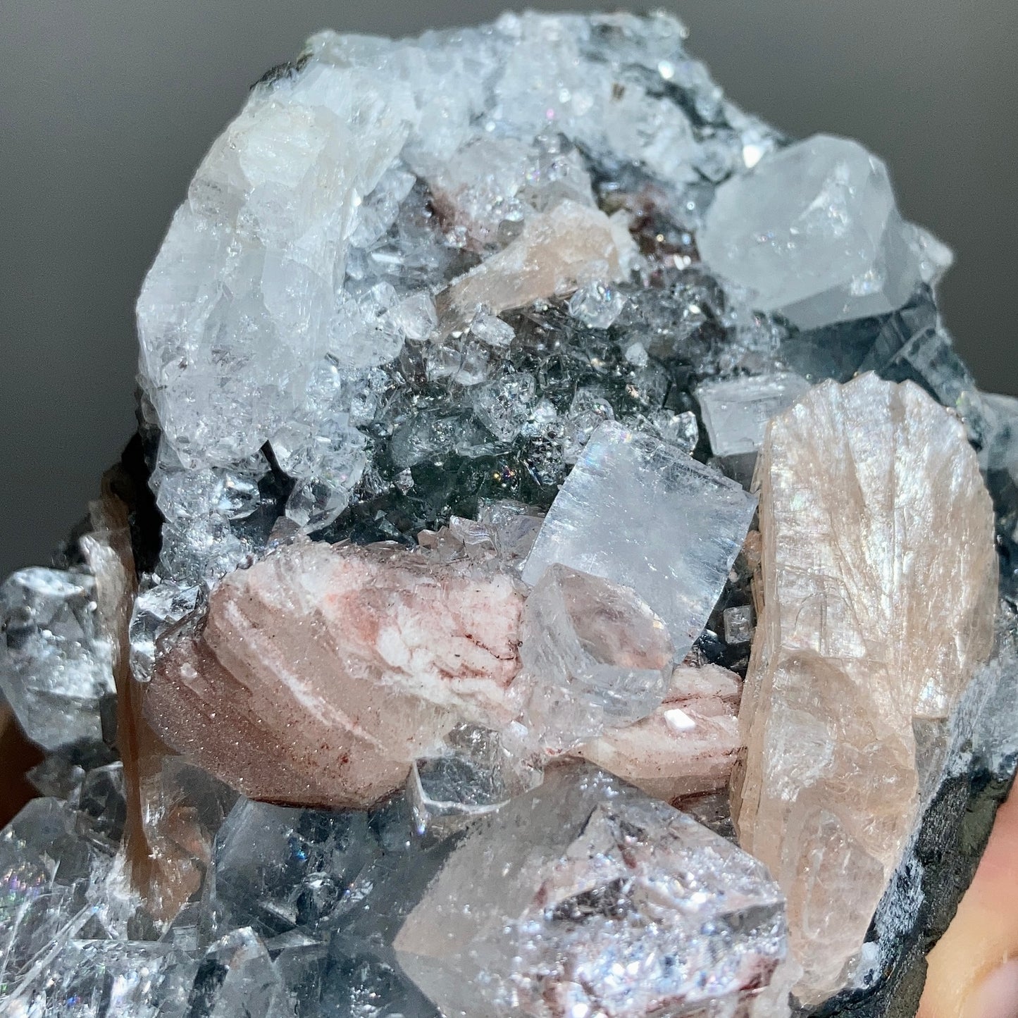 高級暗灰鑽石石魚眼石沸石共生