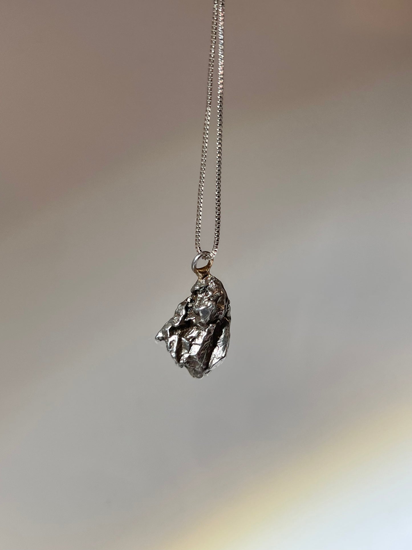 原石天鐵 天鐵原石 天鐵吊墜 天鐵水晶 天鐵功效 香港天鐵 天鐵水晶 天鐵手鏈