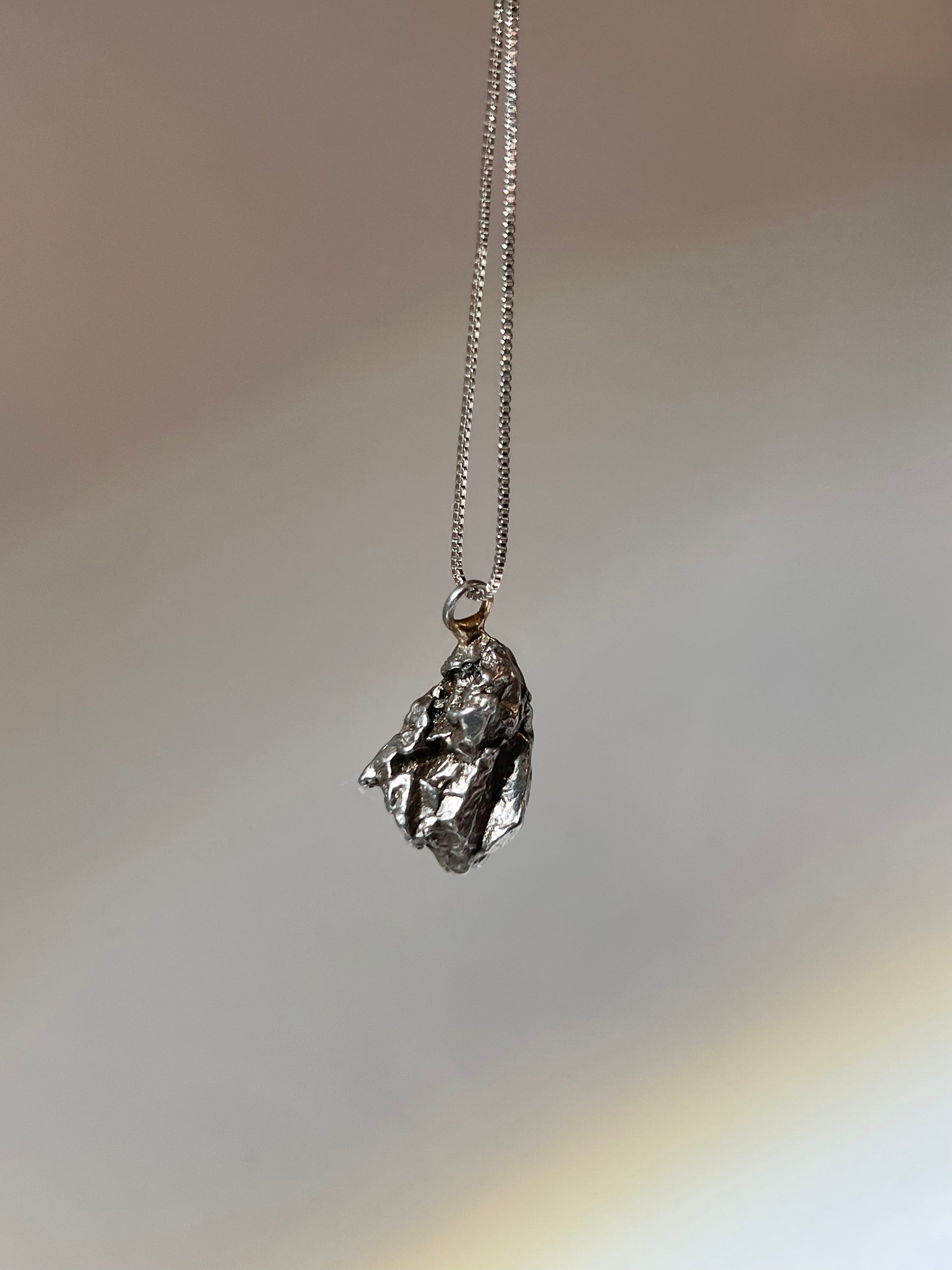 原石天鐵 天鐵原石 天鐵吊墜 天鐵水晶 天鐵功效 香港天鐵 天鐵水晶 天鐵手鏈