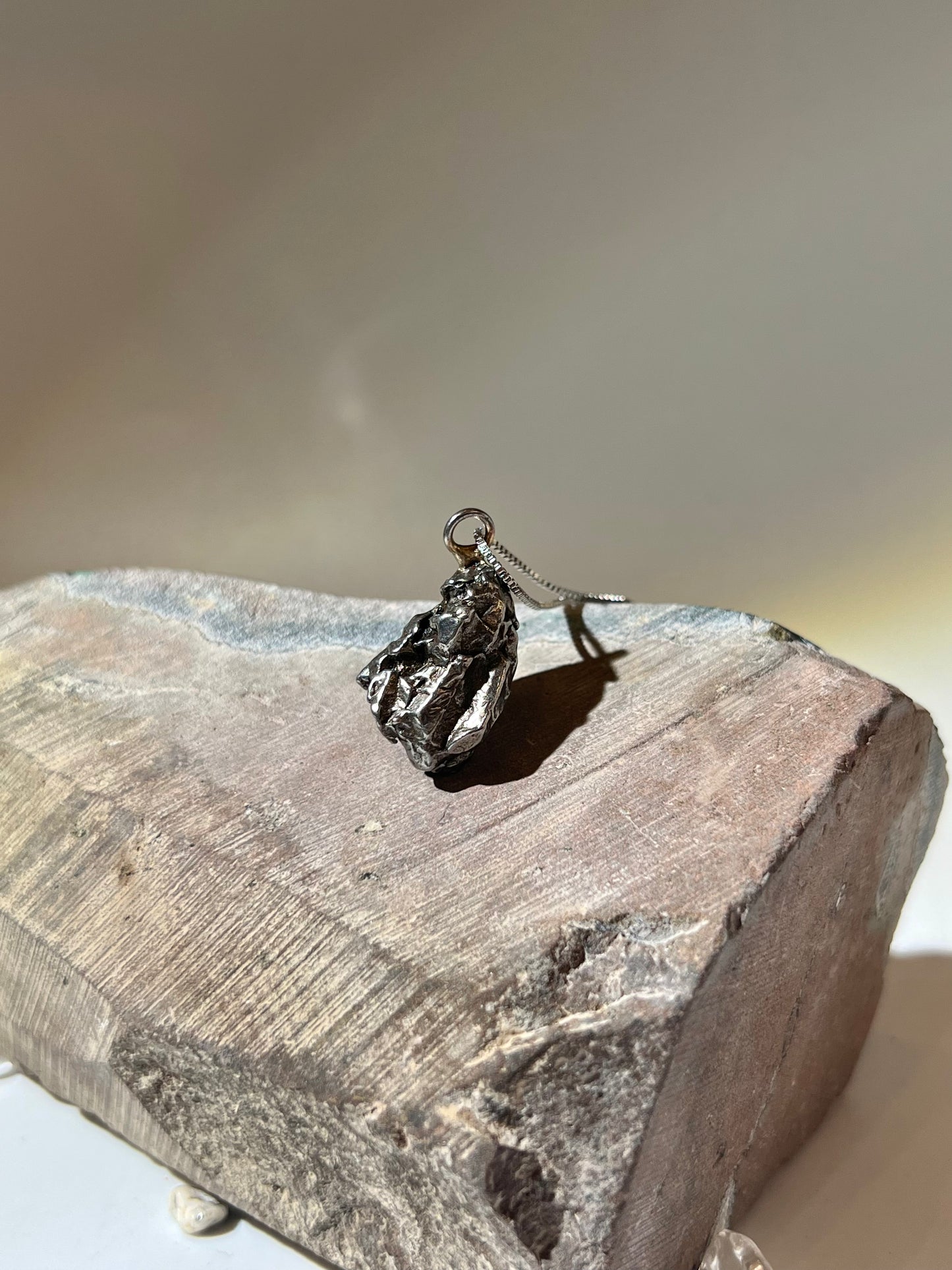 原石天鐵 天鐵原石 天鐵吊墜 天鐵水晶 天鐵功效 香港天鐵 天鐵水晶 天鐵手鏈