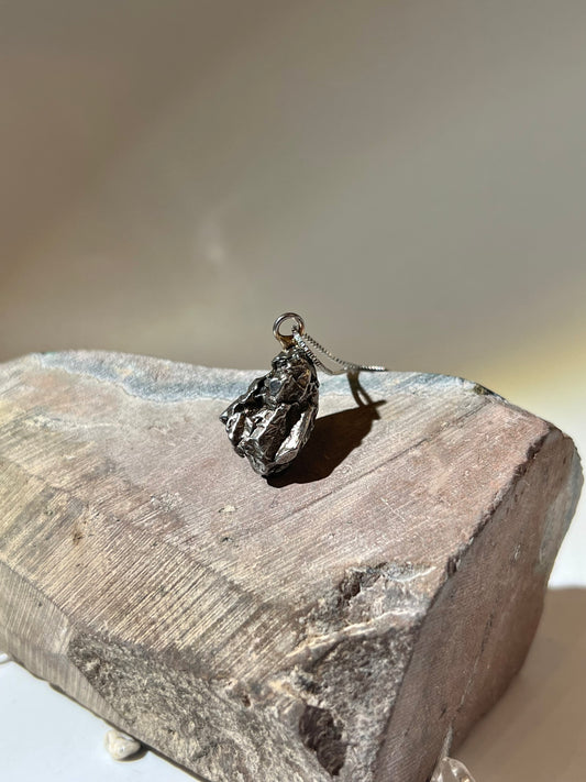 原石天鐵 天鐵原石 天鐵吊墜 天鐵水晶 天鐵功效 香港天鐵 天鐵水晶 天鐵手鏈