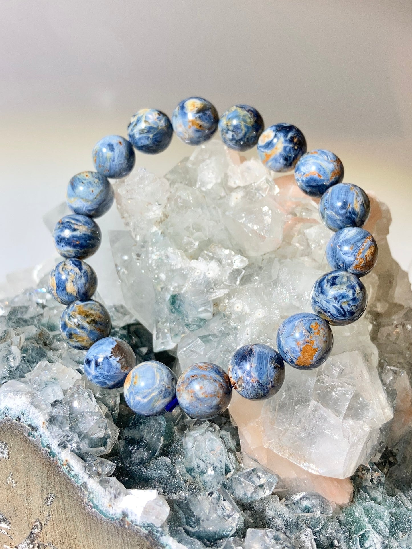 彼得石 彼德石 彼得石手串 彼得石手鏈 彼得石功效 藍色水晶 喉輪水晶 香港水晶店 彼得水晶 喉輪 油畫彼得石