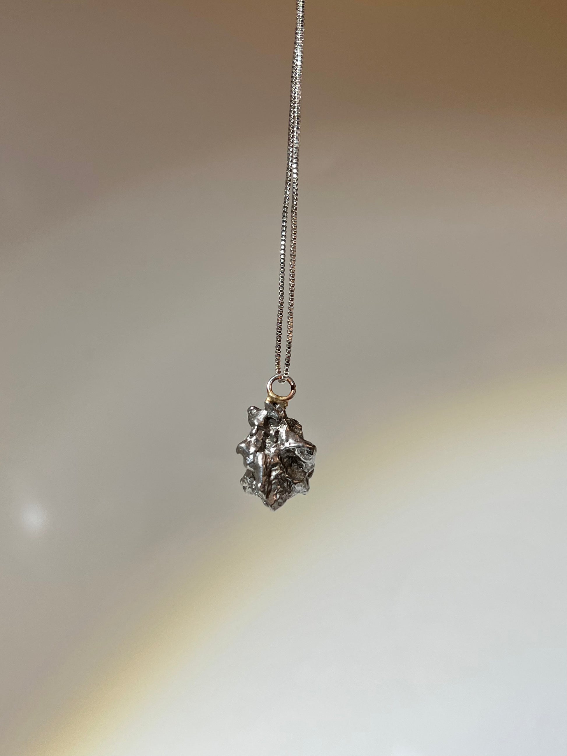 原石天鐵 天鐵原石 天鐵吊墜 天鐵水晶 天鐵功效 香港天鐵 天鐵水晶 天鐵手鏈