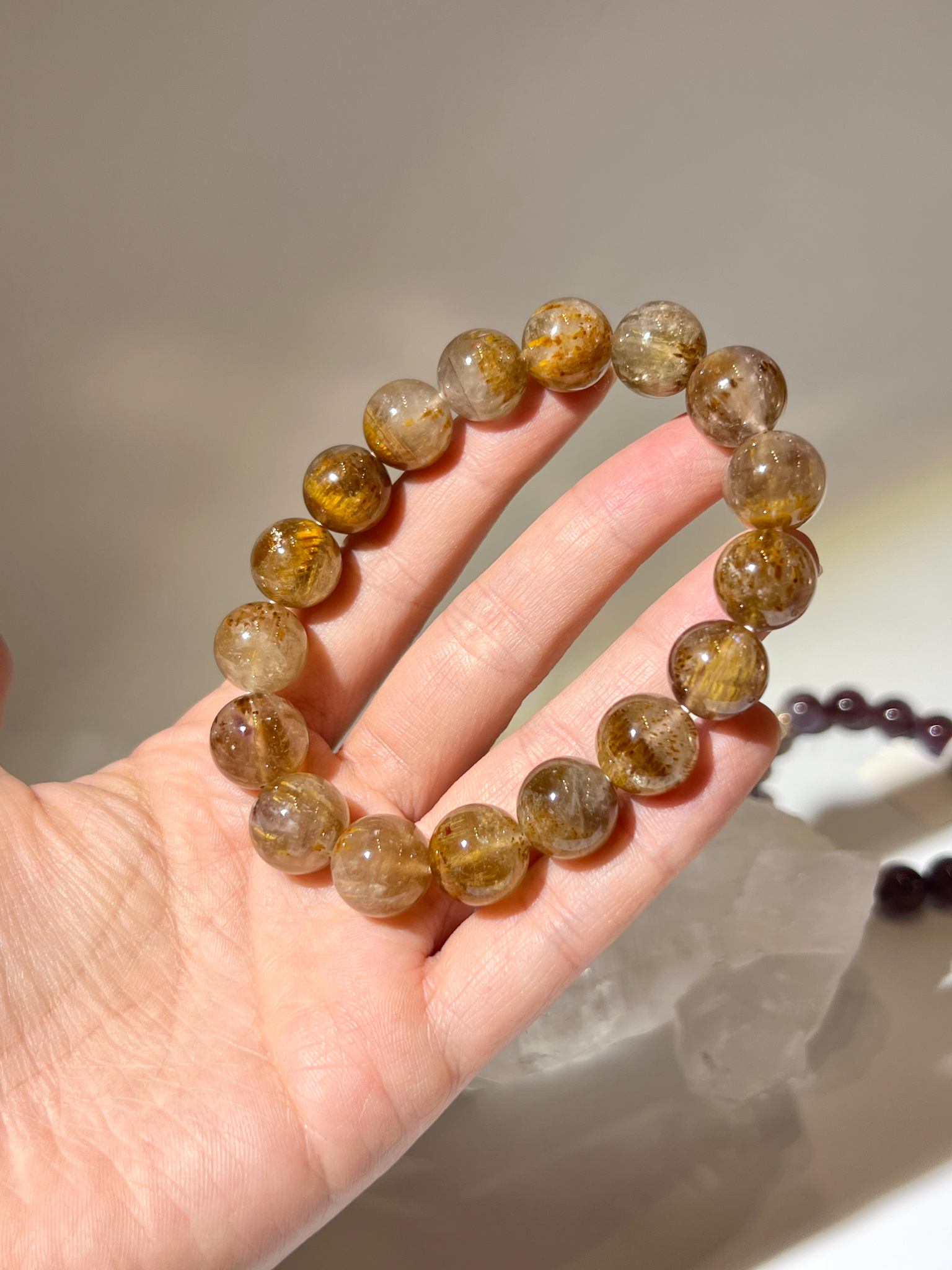罕見琥珀茶底紫鈦晶手鏈 沉穩茶水晶與 Goethite 針鐵礦共生