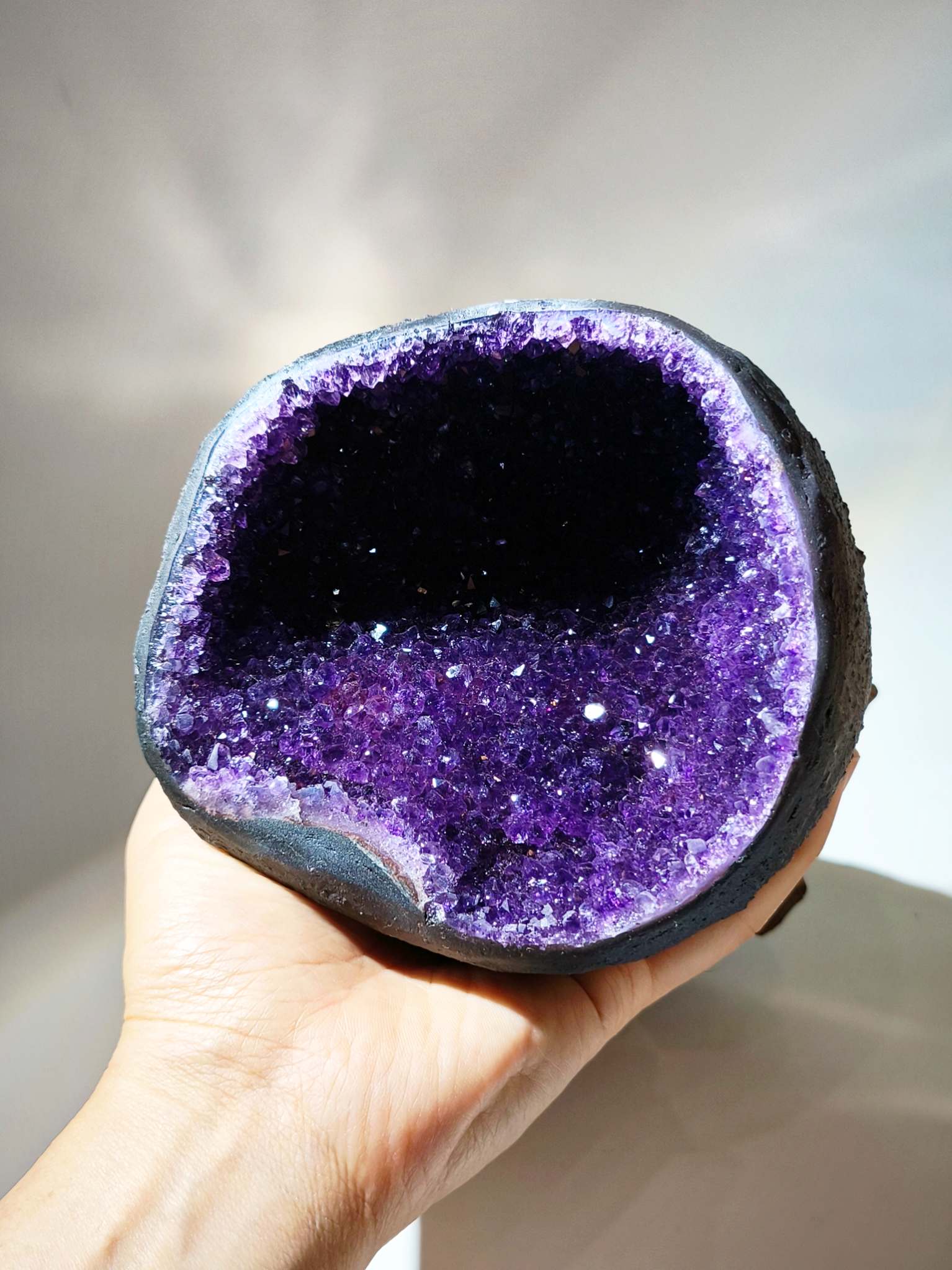 紫晶鎮 紫水晶 晶鎮 紫水晶原石 紫水晶 紫晶洞 香港紫晶洞 招財水晶 水晶風水 巴西紫晶鎮 amethyst geode crystal namu crystal 紫鈦紫晶洞 財富象徵