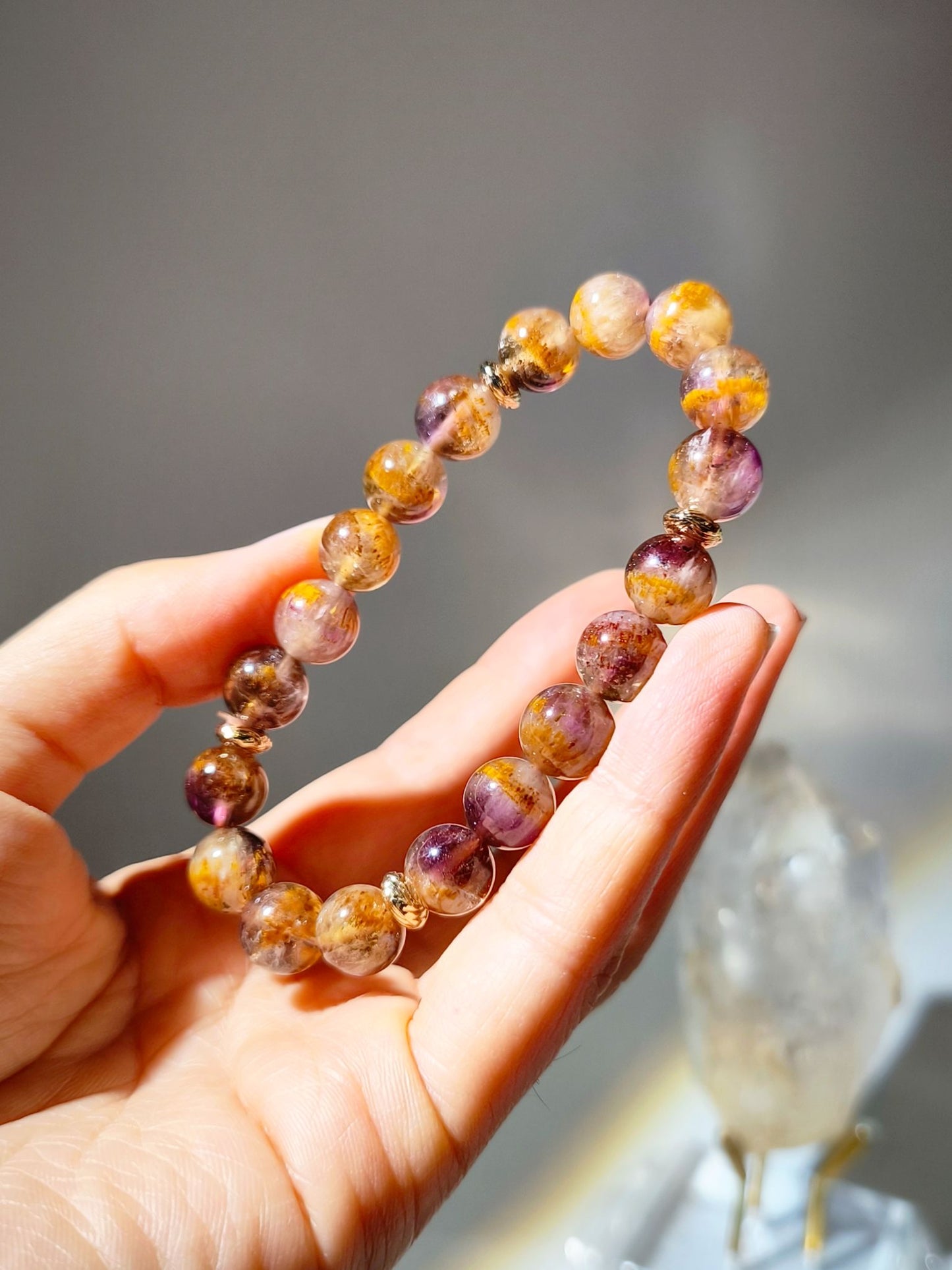 金腰帶紫鈦晶 紫鈦晶金腰帶 金腰帶 紫鈦晶 紫鈦晶功效 紫鈦晶手鏈 紫鈦水晶 茶晶 鈦晶 金髮晶 鈦晶手鏈 香港水晶 南無水晶 Amethyst Rutilated Quartz 財運亨通 護身符