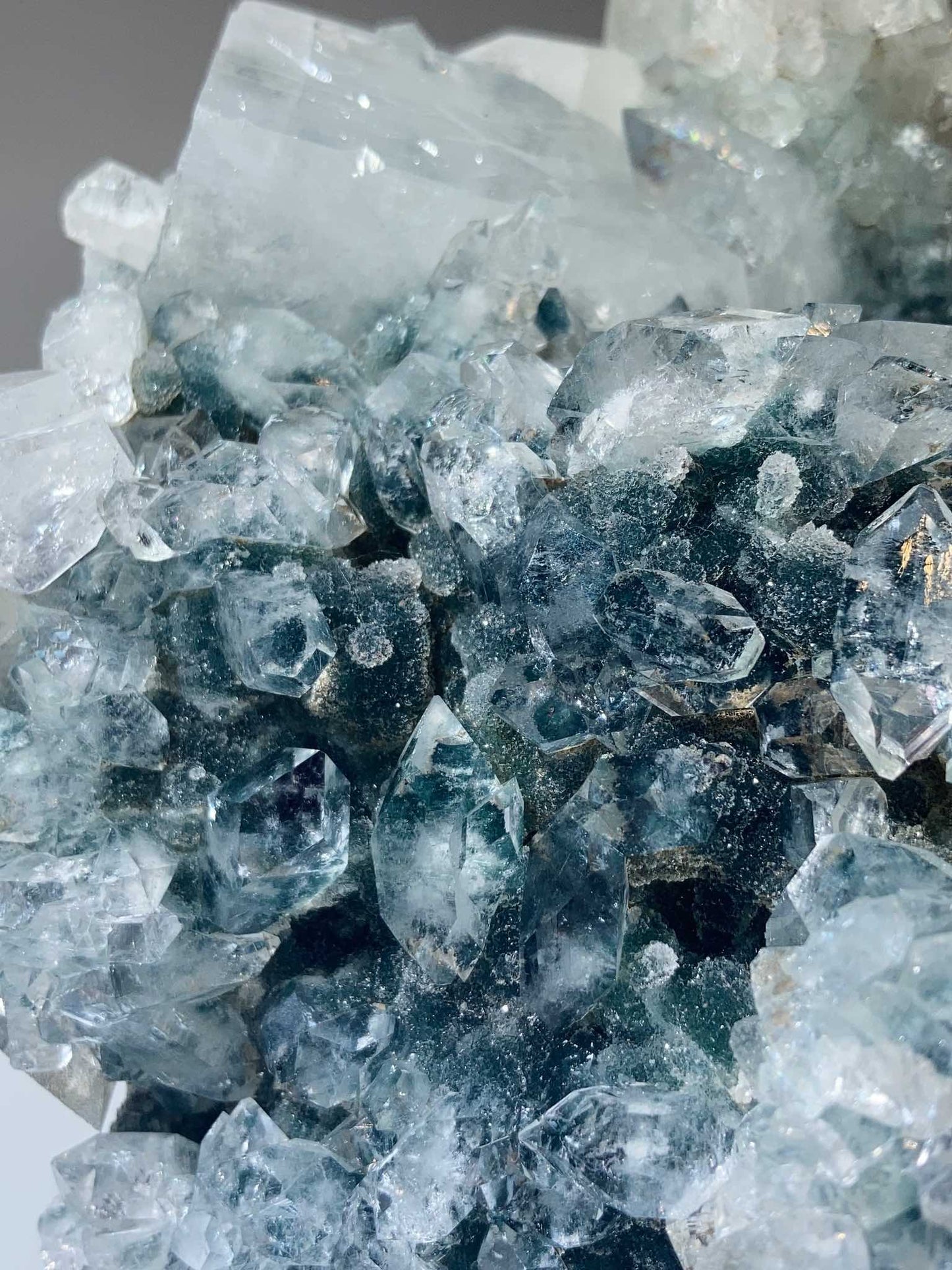 yindu-zuanshi-yuyanshi 魚眼石 鑽石魚眼石  墨綠魚眼石 apophyllite 淨化消磁 魚眼石功效 魚眼石淨化 水晶原石 晶簇 水晶