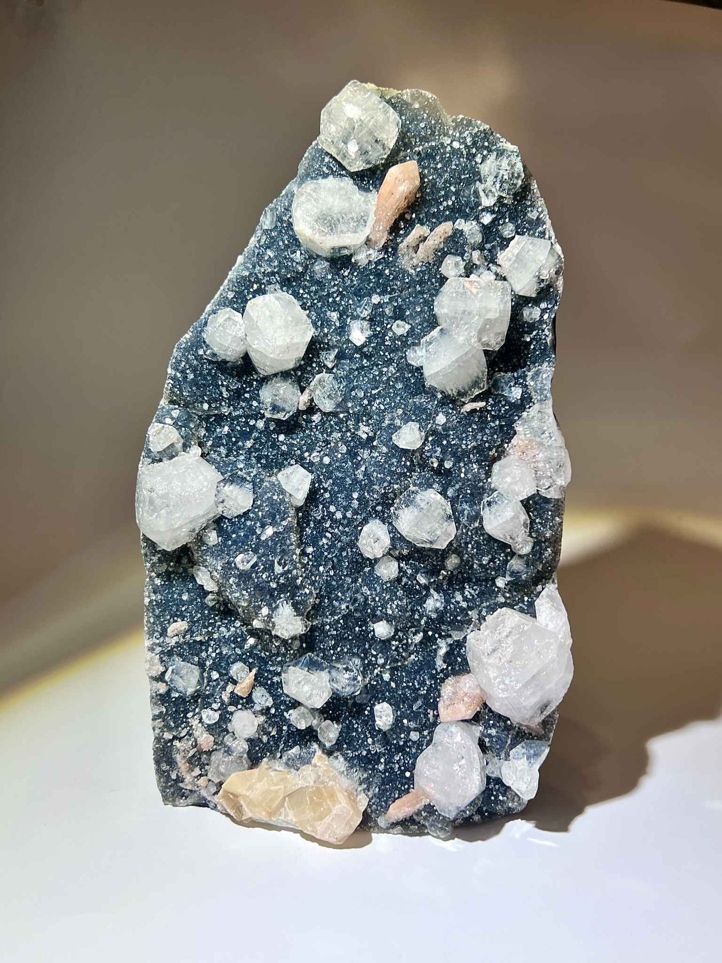 鑽石魚眼石晶簇原石，2.9KG，透明至乳白色晶體生長於藍灰色母岩上，產地印度
