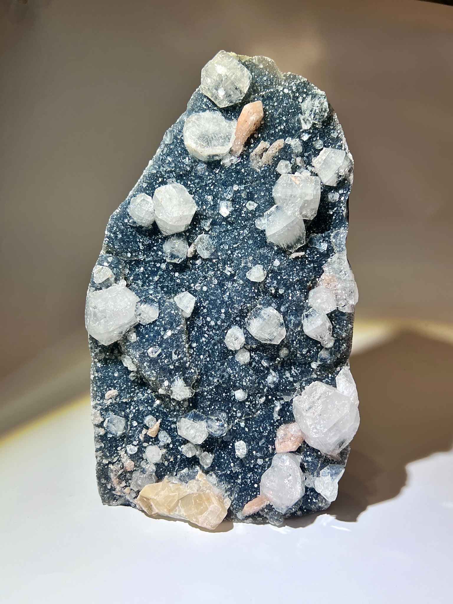鑽石魚眼石晶簇原石，2.9KG，透明至乳白色晶體生長於藍灰色母岩上，產地印度