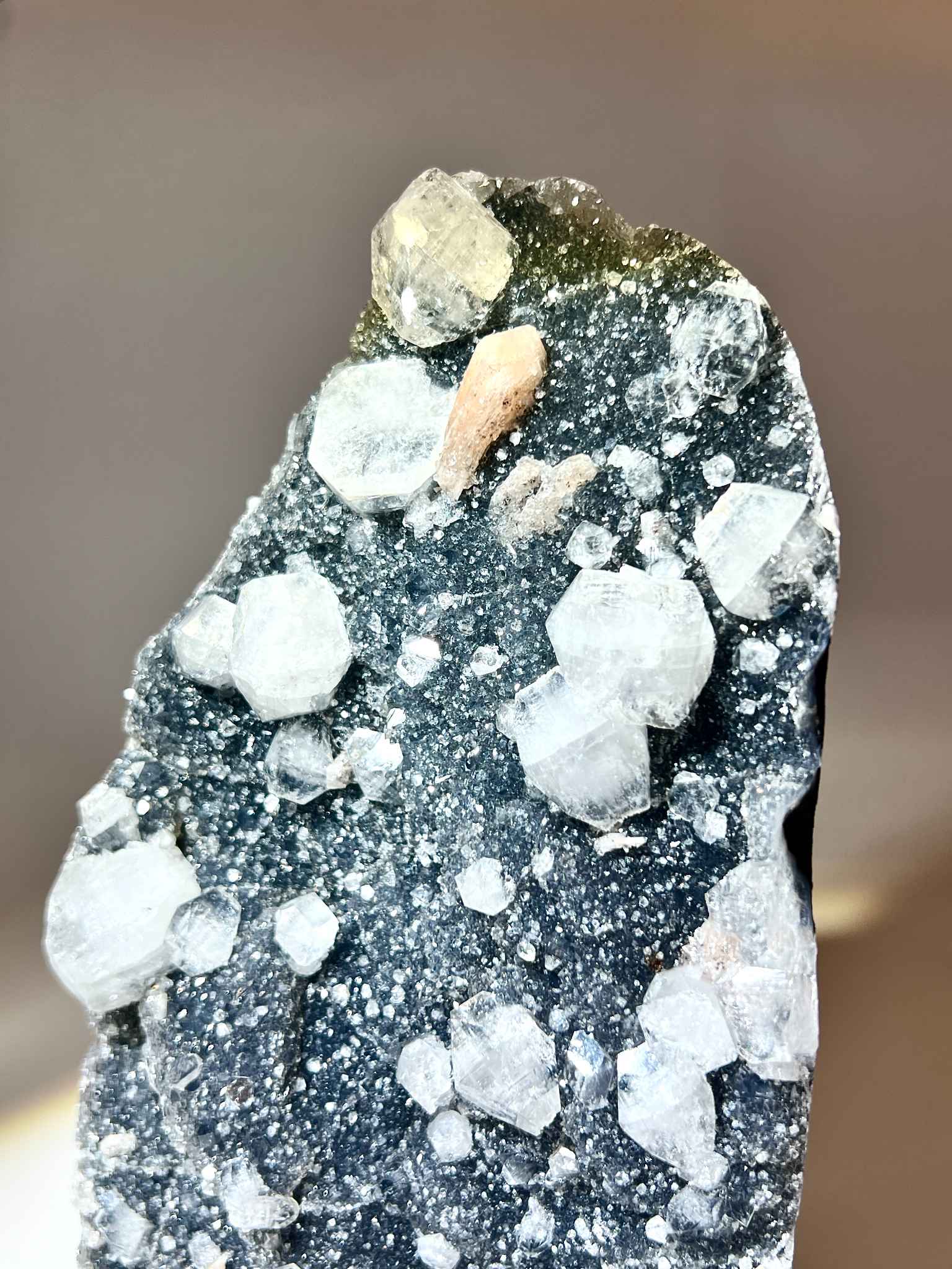 魚眼石 Apophyllite 晶體近鏡，晶面通透明亮，呈現玻璃光澤至珍珠光澤