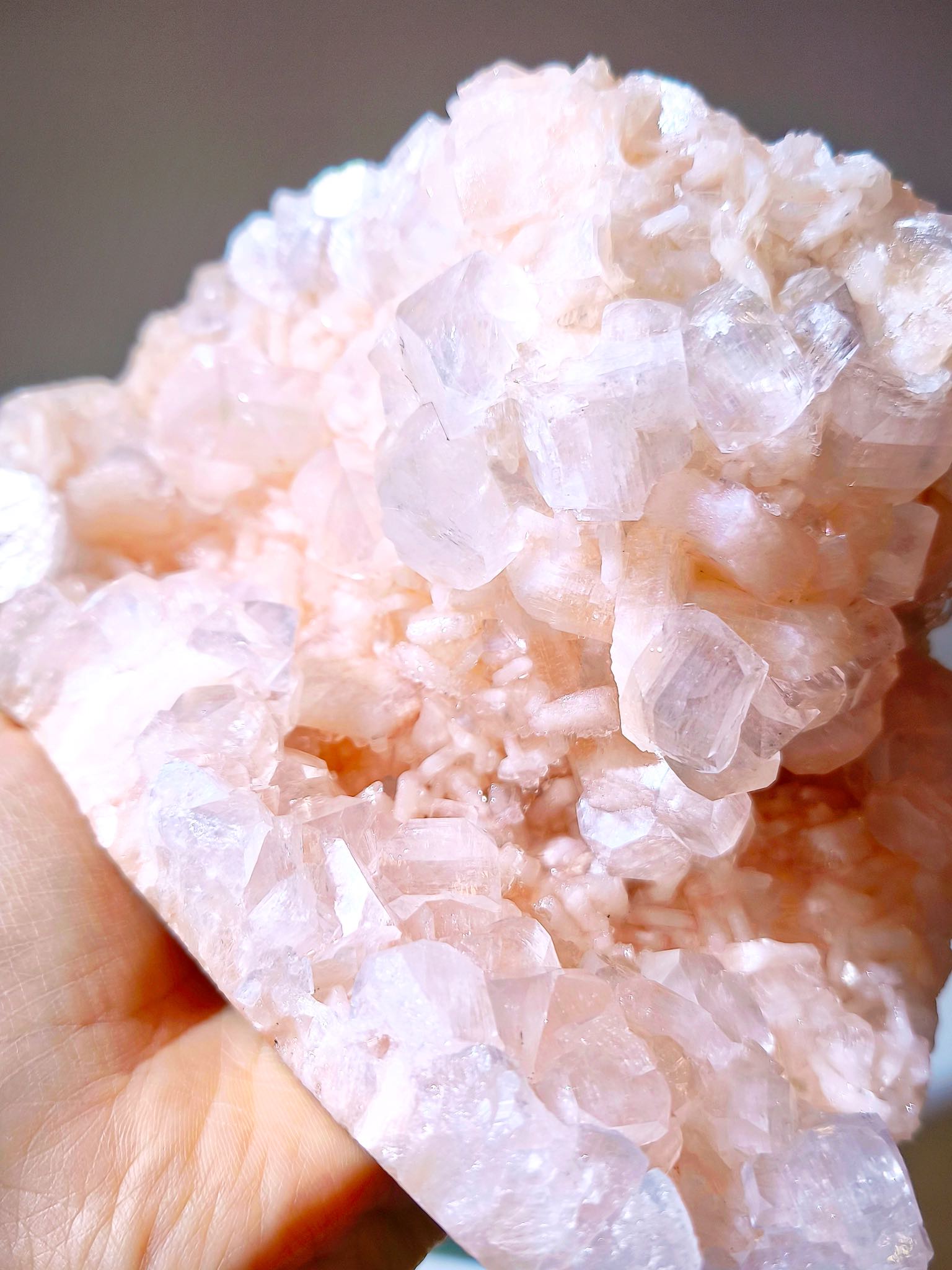 情緒療癒 輝沸石 沸石 Stilbite Apophyllite India 鑽石魚眼石 魚眼石 印度魚眼石 魚眼石功效 香港水晶 粉紅水晶 心輪水晶 heart chakra