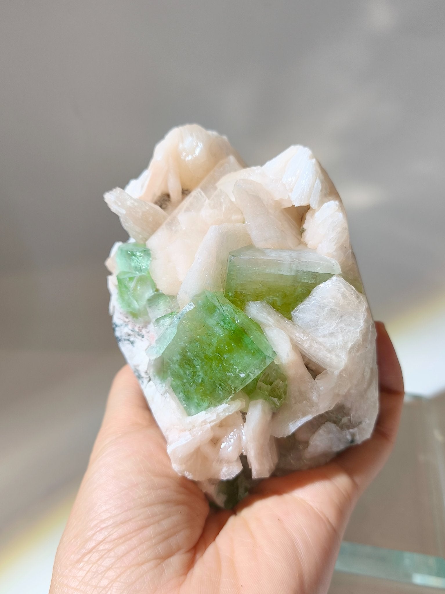 心輪療癒水晶 Apophyllite 哈密瓜魚眼石 魚眼石功效 印度魚眼石 魚眼石 綠色魚眼石 green Apophyllite 能量淨化水晶 哈密瓜魚眼石有什麽功效？