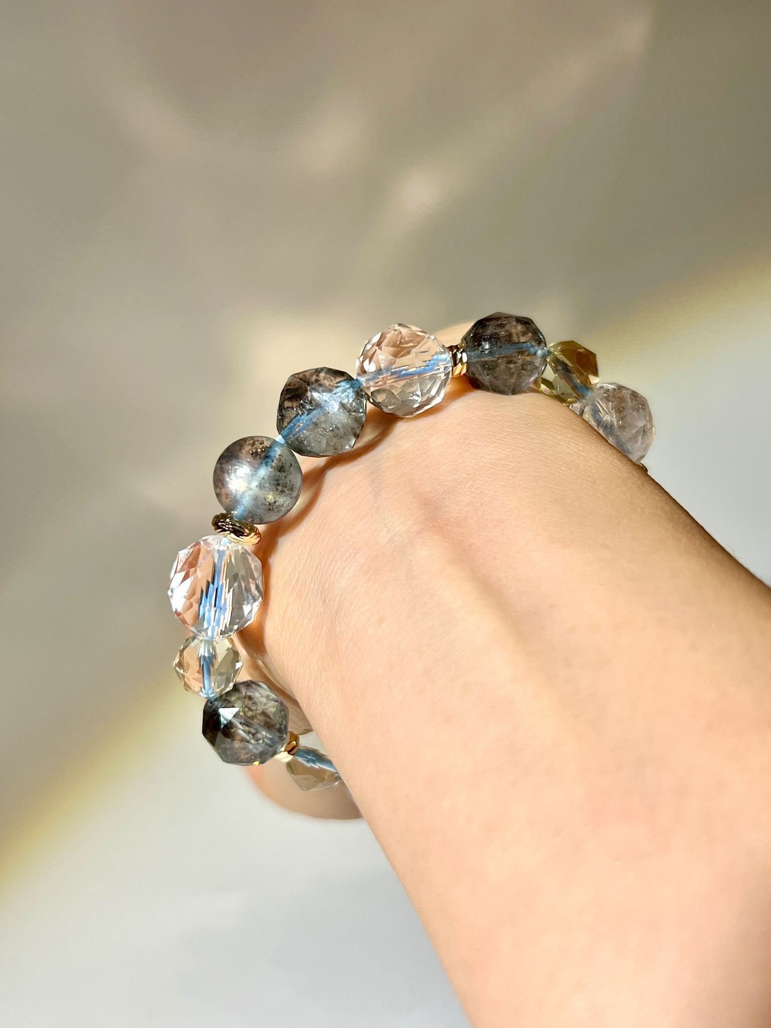 魔鬼海藍寶配上白水晶及黃晶 定製水晶手串在炮台山水晶店 Aquamarine bracelet