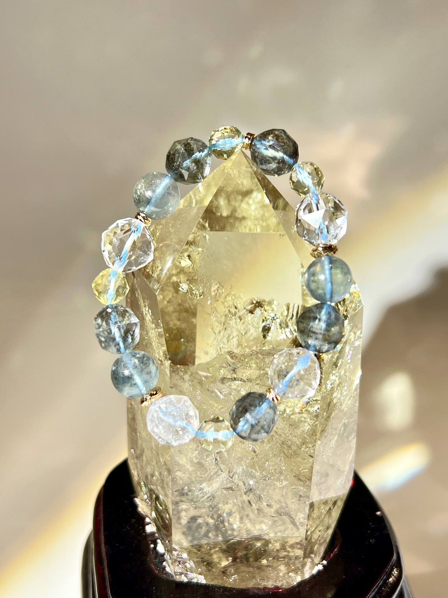 海藍寶有什麼功效 魔鬼海藍寶在黃晶柱上 招財擺設 黃水晶招財