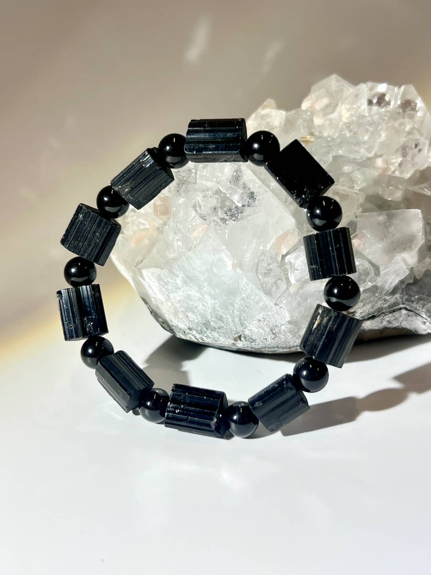黑碧璽手串 Black Tourmalin 黑碧璽 南無水晶  黑碧璽功效是什麼 黑碧璽特色