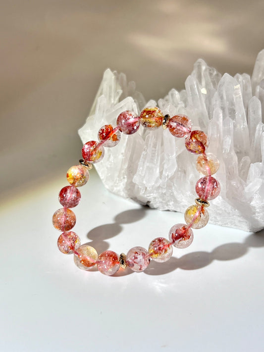 天然錦鯉膠花手鏈置於白水晶簇上，展示銀光鐳射反射效果