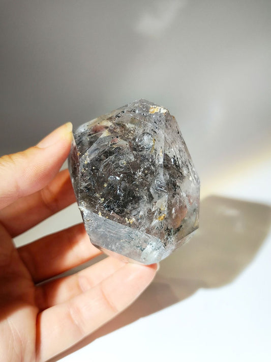 黑閃靈鑽內部近鏡，展示大量黑色流沙、動態大水膽、天然內涵物及清透晶體層次
