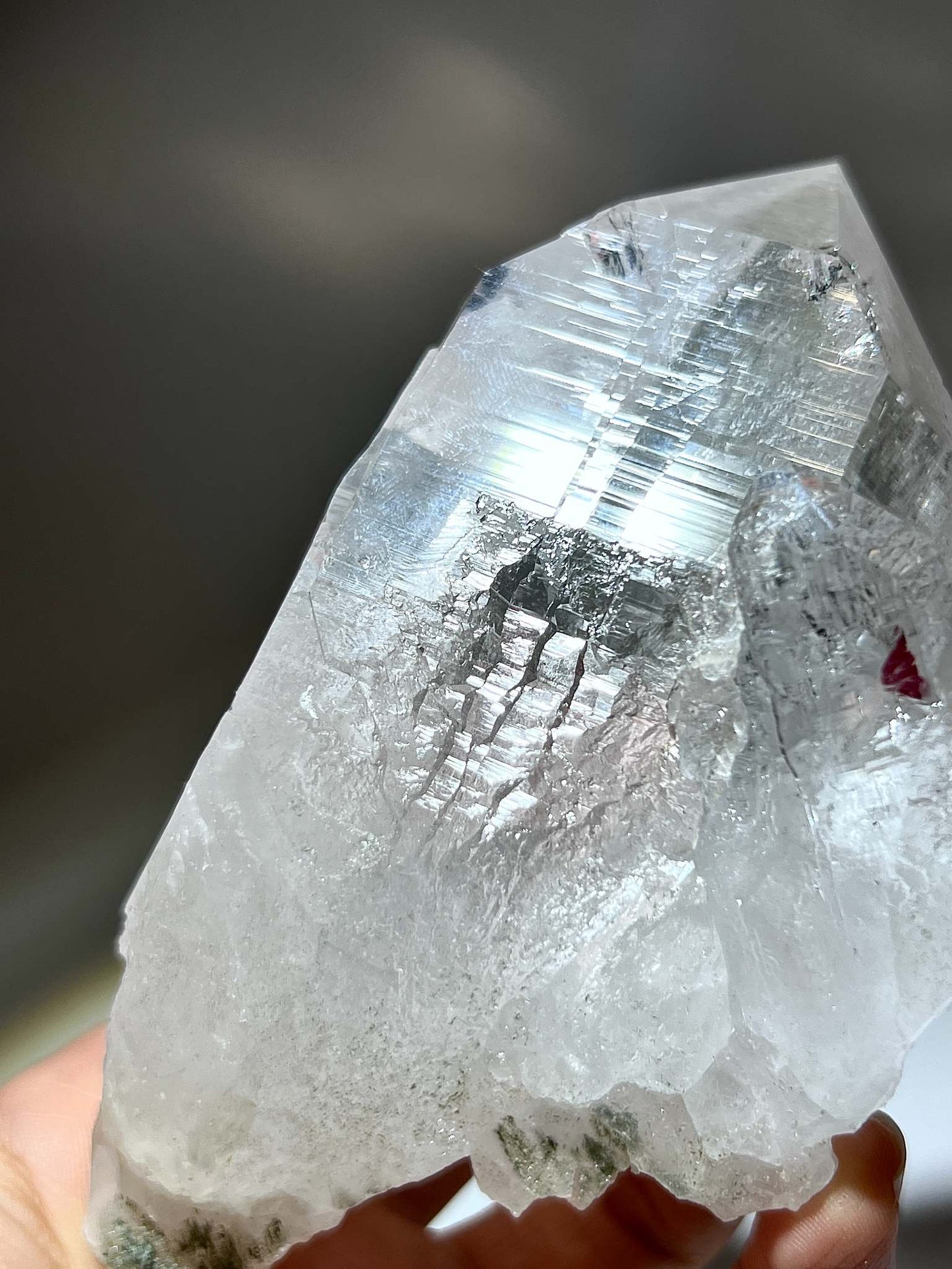 喜馬拉雅水晶原石近拍展示天然生長紋橫向晶紋與電路板刻紋

