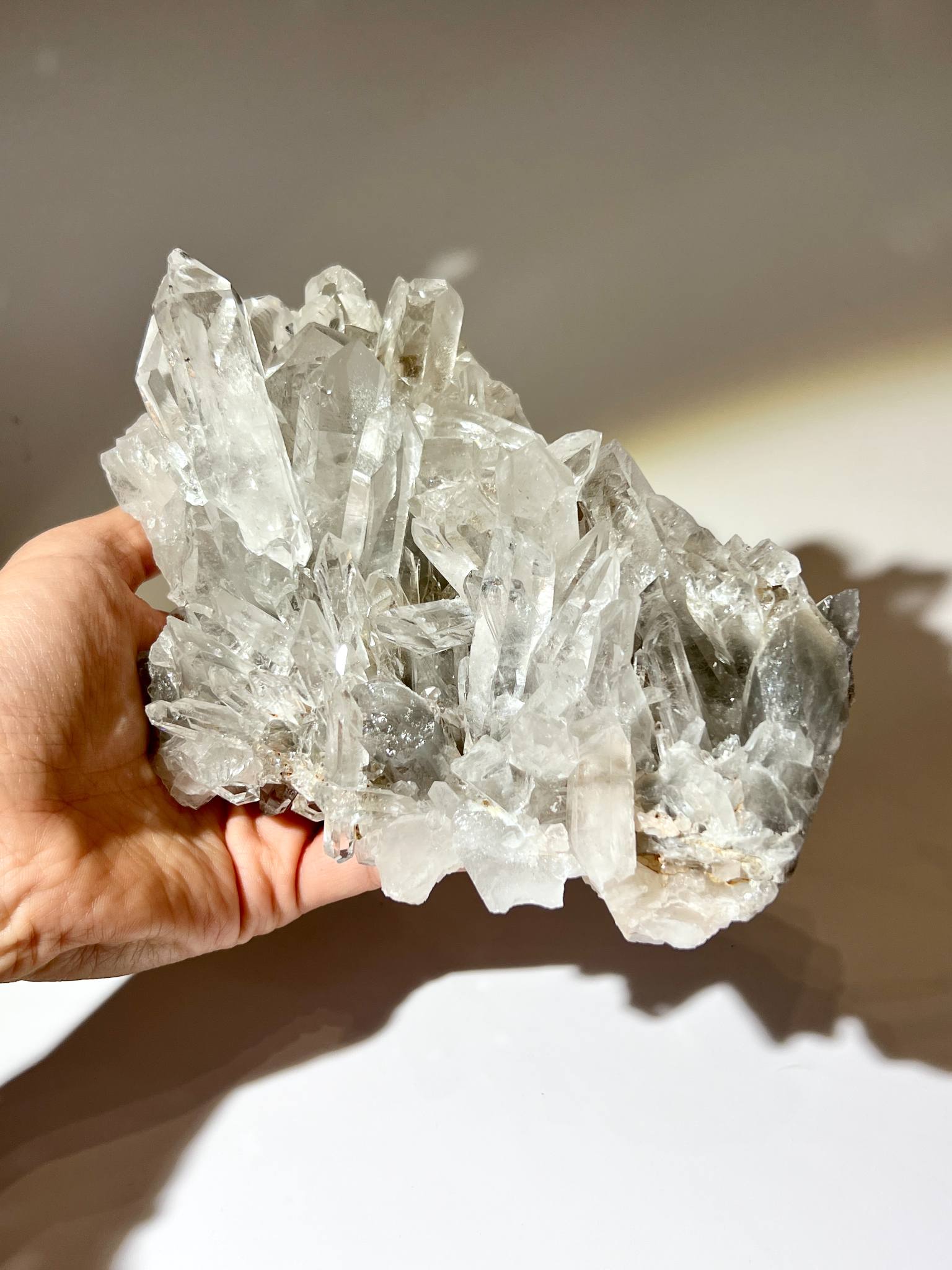 巴西 AA 級列姆利亞水晶簇對應眉心輪與頂輪，適合辦公桌擺設、財位氣場調頻與手串消磁。